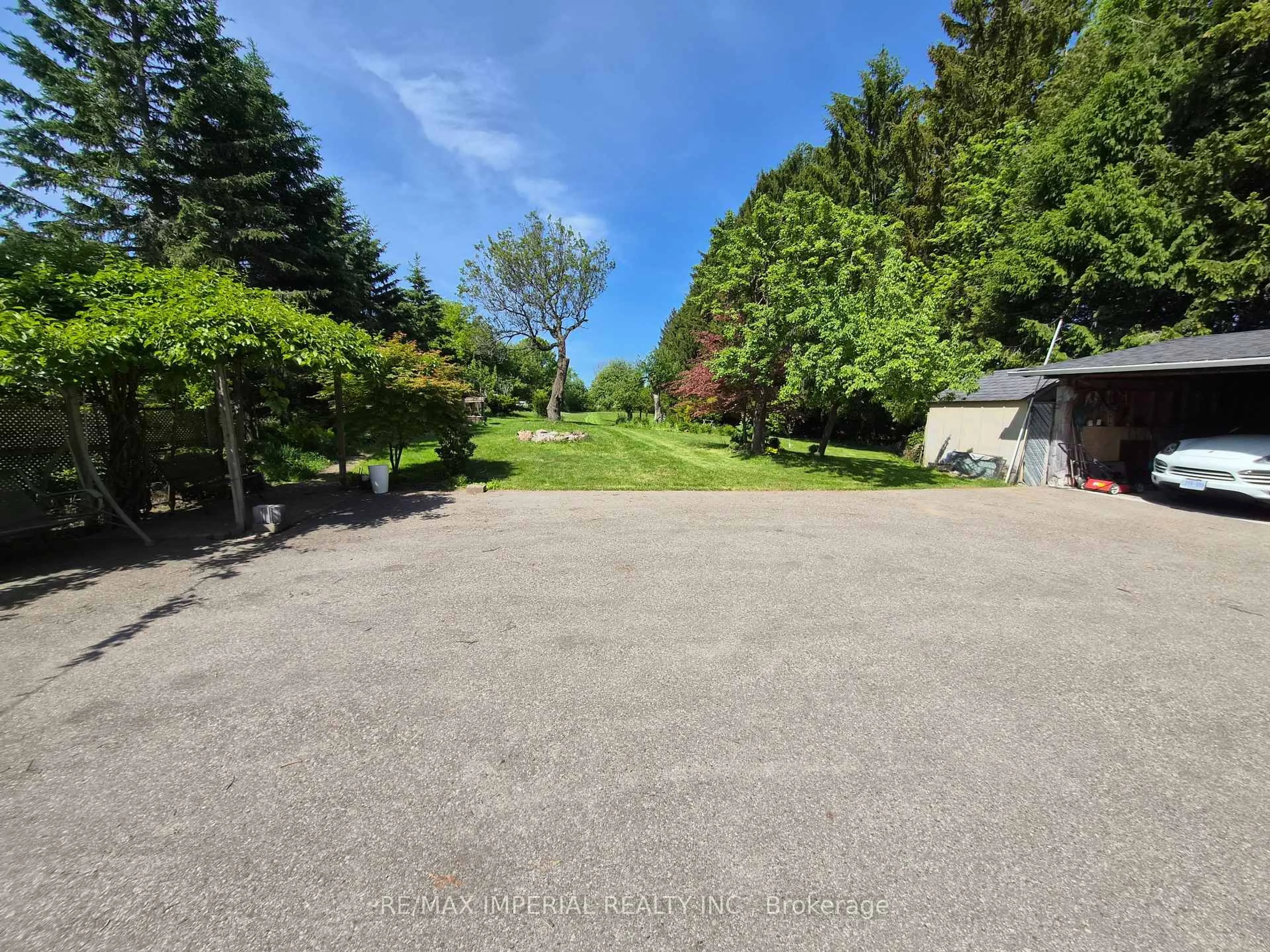 A pic from outside/outdoor area/front of a property/back of a property/a pic from drone, unknown for 15028 Dufferin St, King Ontario L7B 1K5