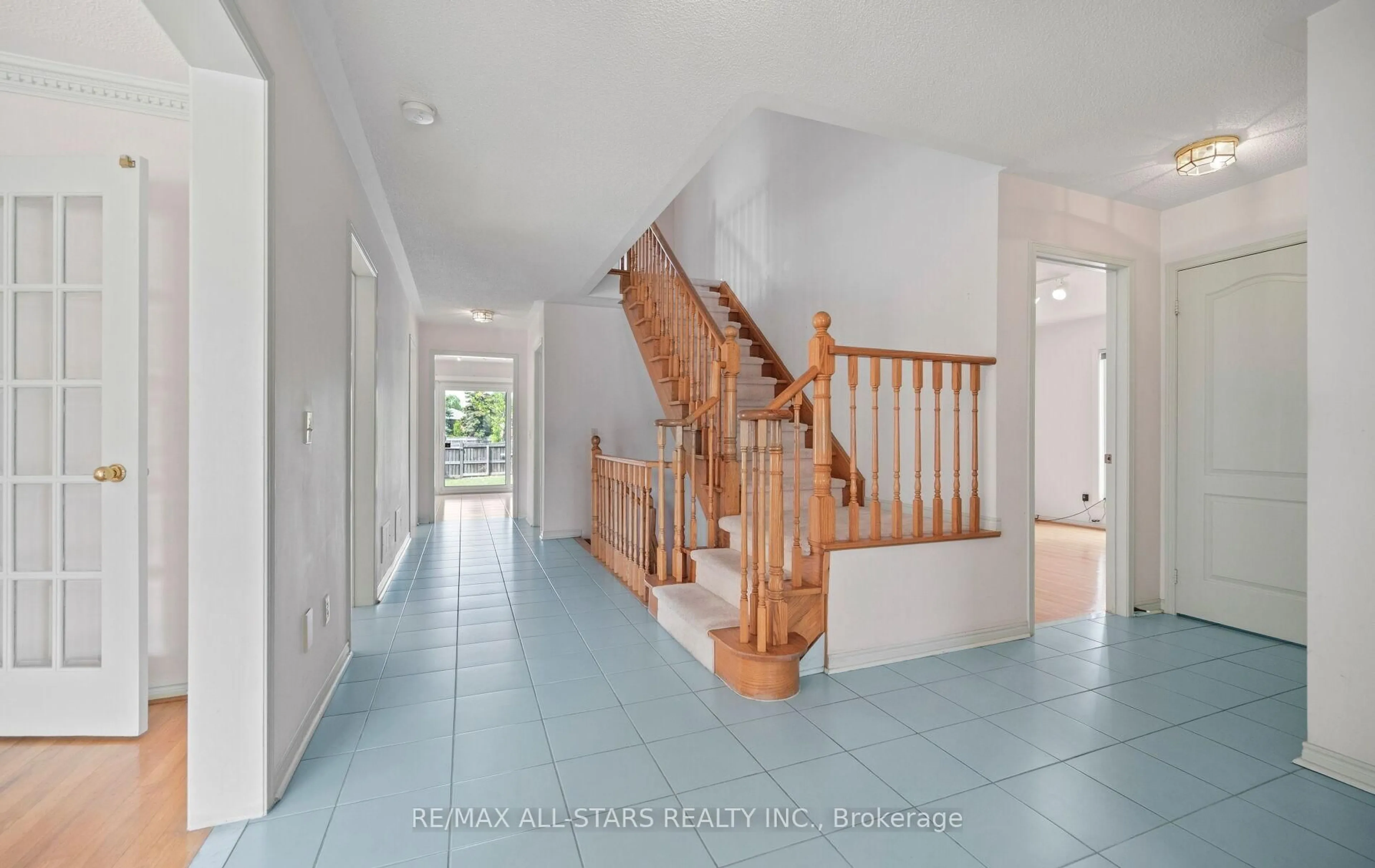 Indoor foyer for 18 Lismer Crt, Markham Ontario L3R 0G2