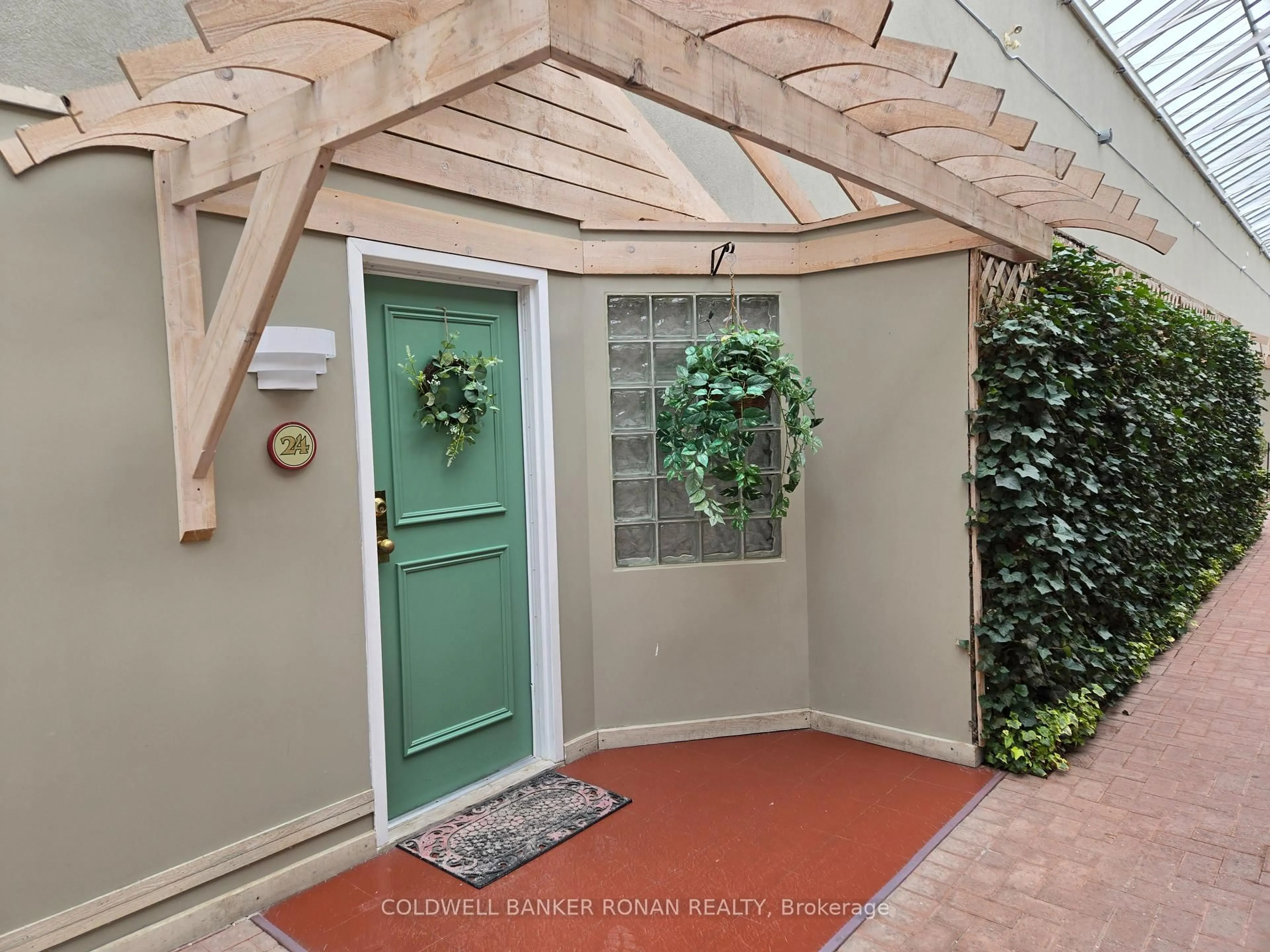 Indoor entryway for 77 Mill St #24, New Tecumseth Ontario L0G 1W0