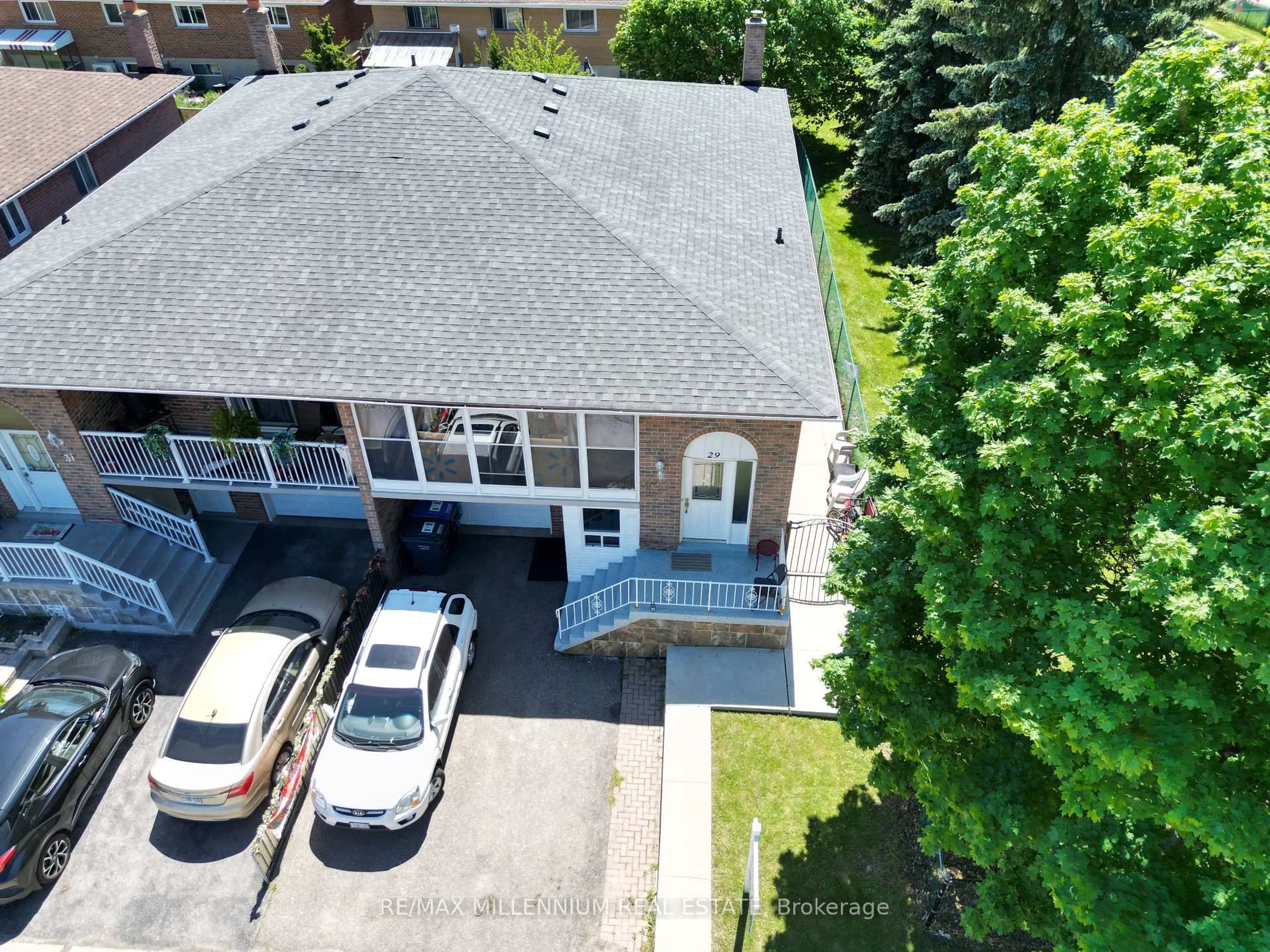 A pic from outside/outdoor area/front of a property/back of a property/a pic from drone, street for 90 Ronan Cres, Vaughan Ontario L4H 2J6