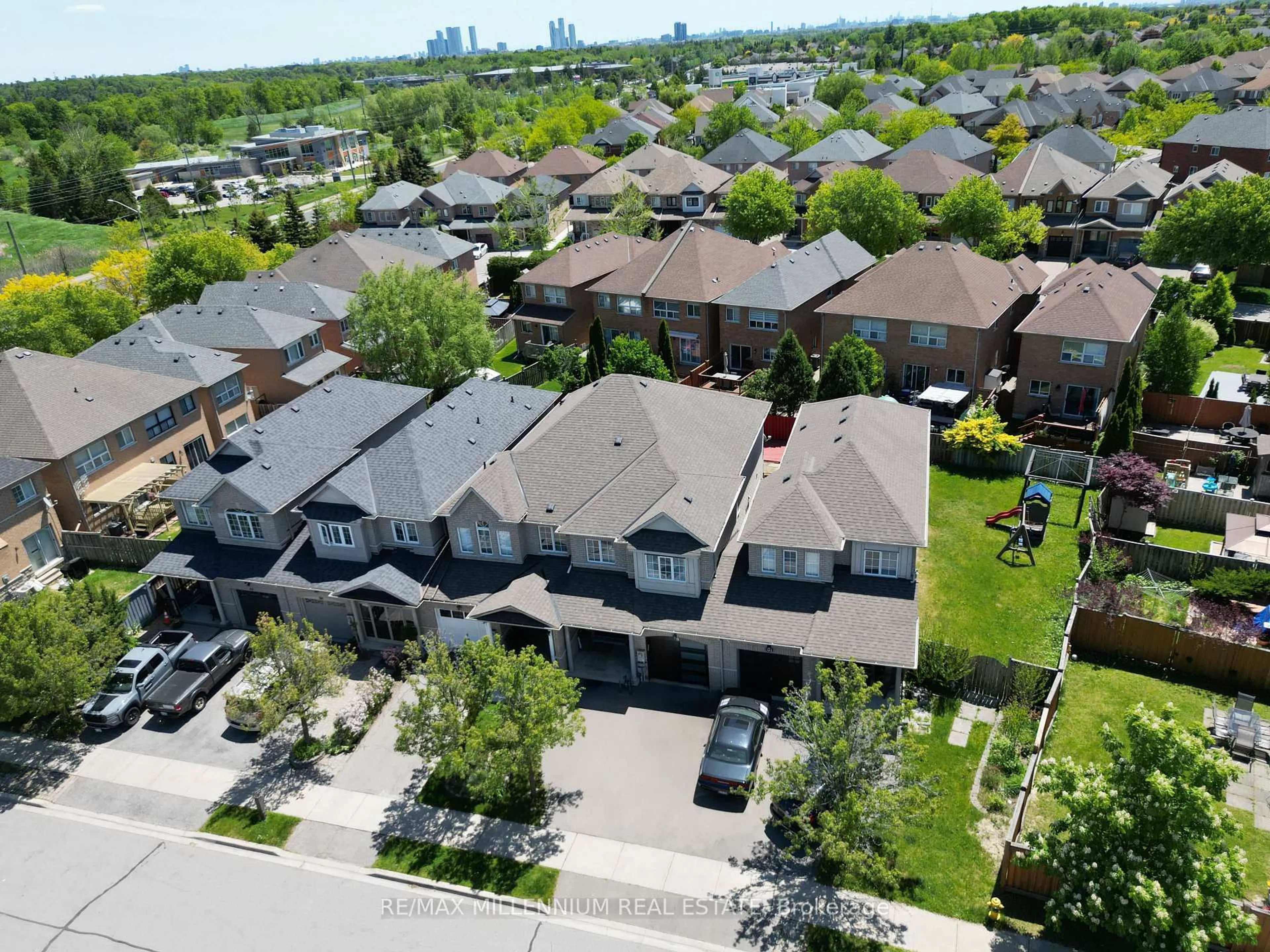 A pic from outside/outdoor area/front of a property/back of a property/a pic from drone, street for 90 Ronan Cres, Vaughan Ontario L4H 2J6