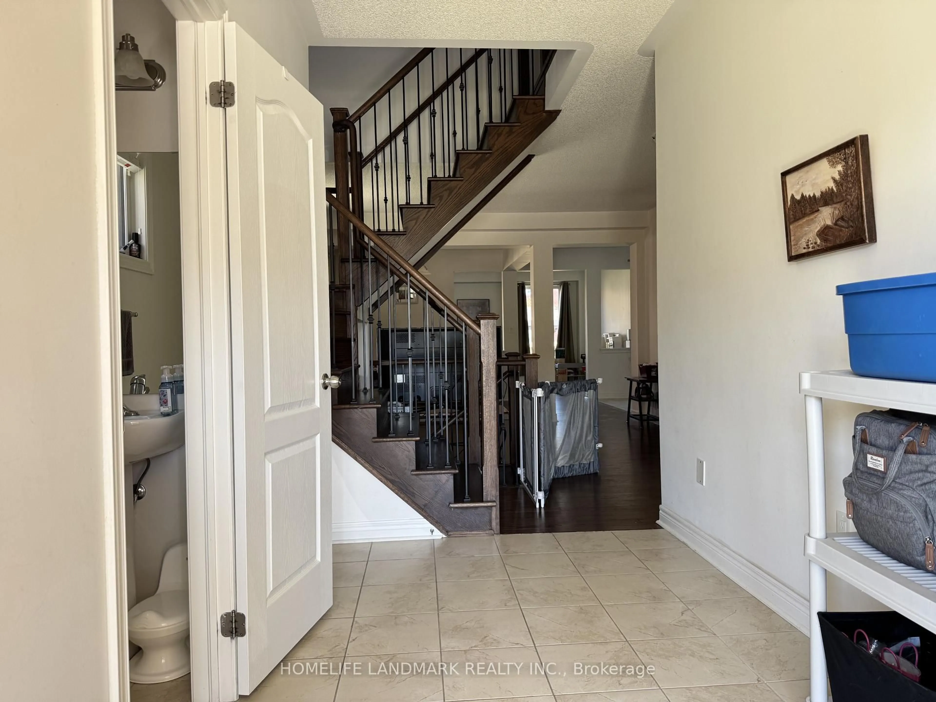 Indoor entryway for 678 West Park Ave, Bradford West Gwillimbury Ontario L3Z 0T9