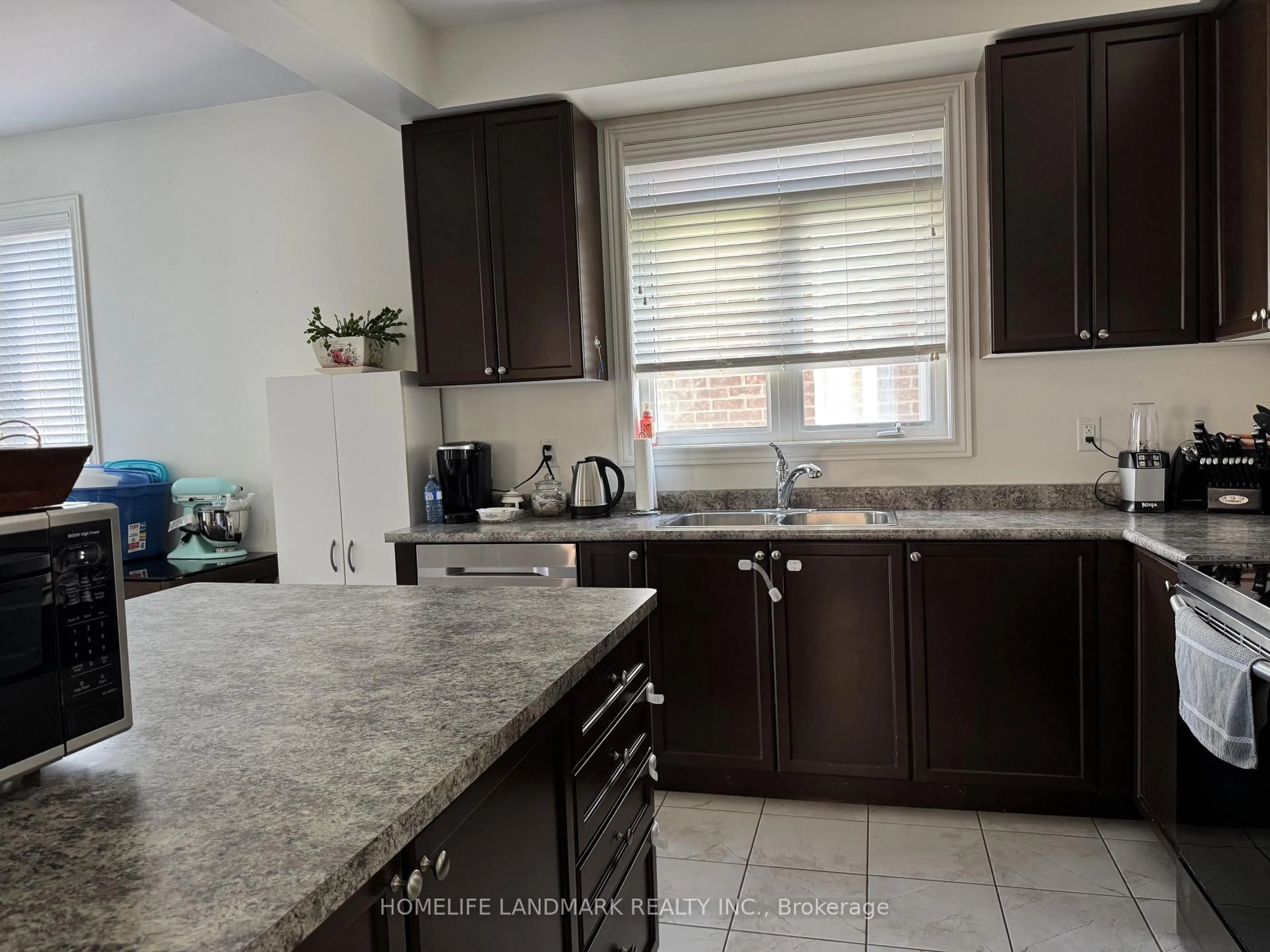 Standard kitchen, unknown for 678 West Park Ave, Bradford West Gwillimbury Ontario L3Z 0T9