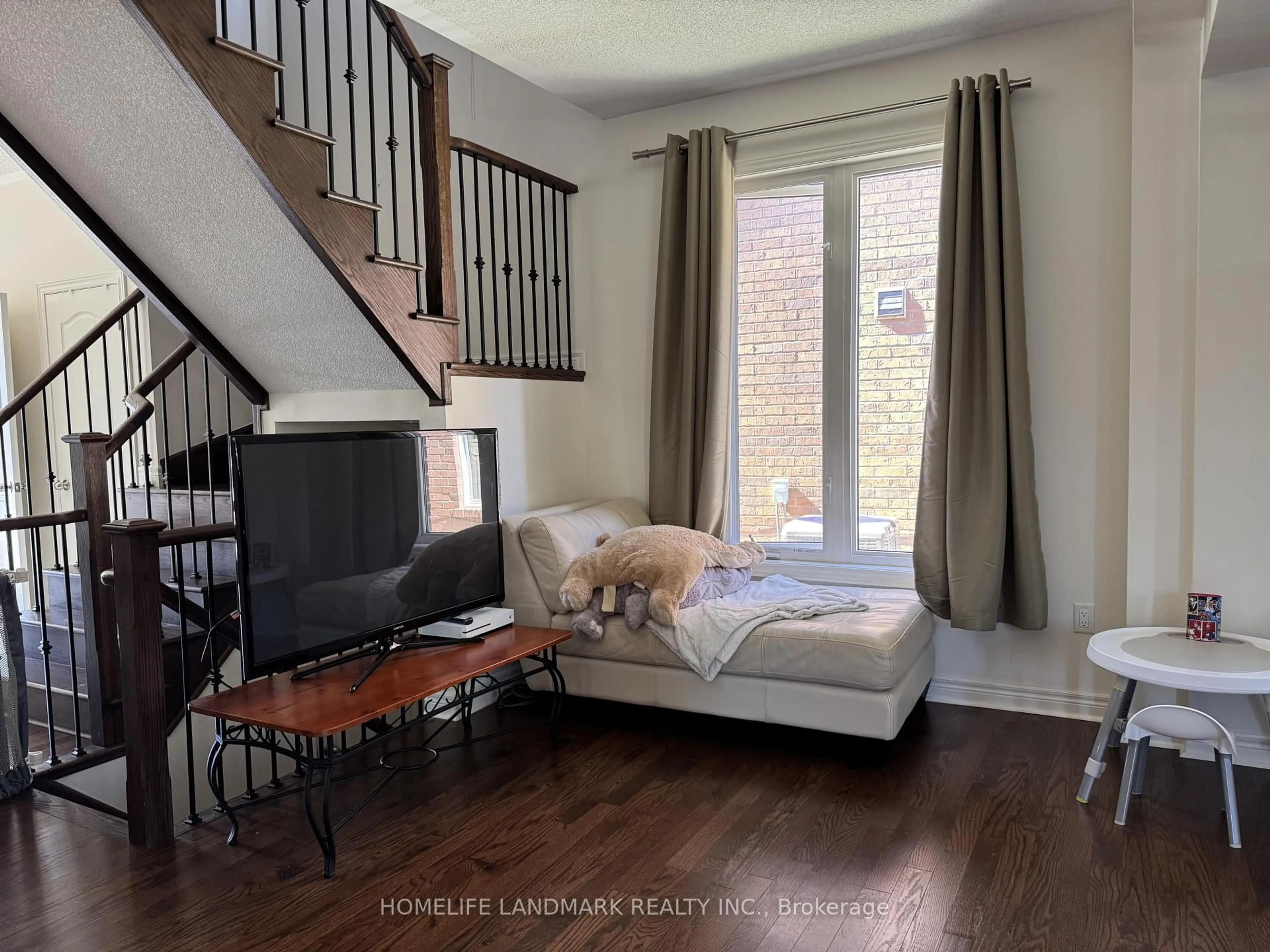 Living room with furniture, unknown for 678 West Park Ave, Bradford West Gwillimbury Ontario L3Z 0T9