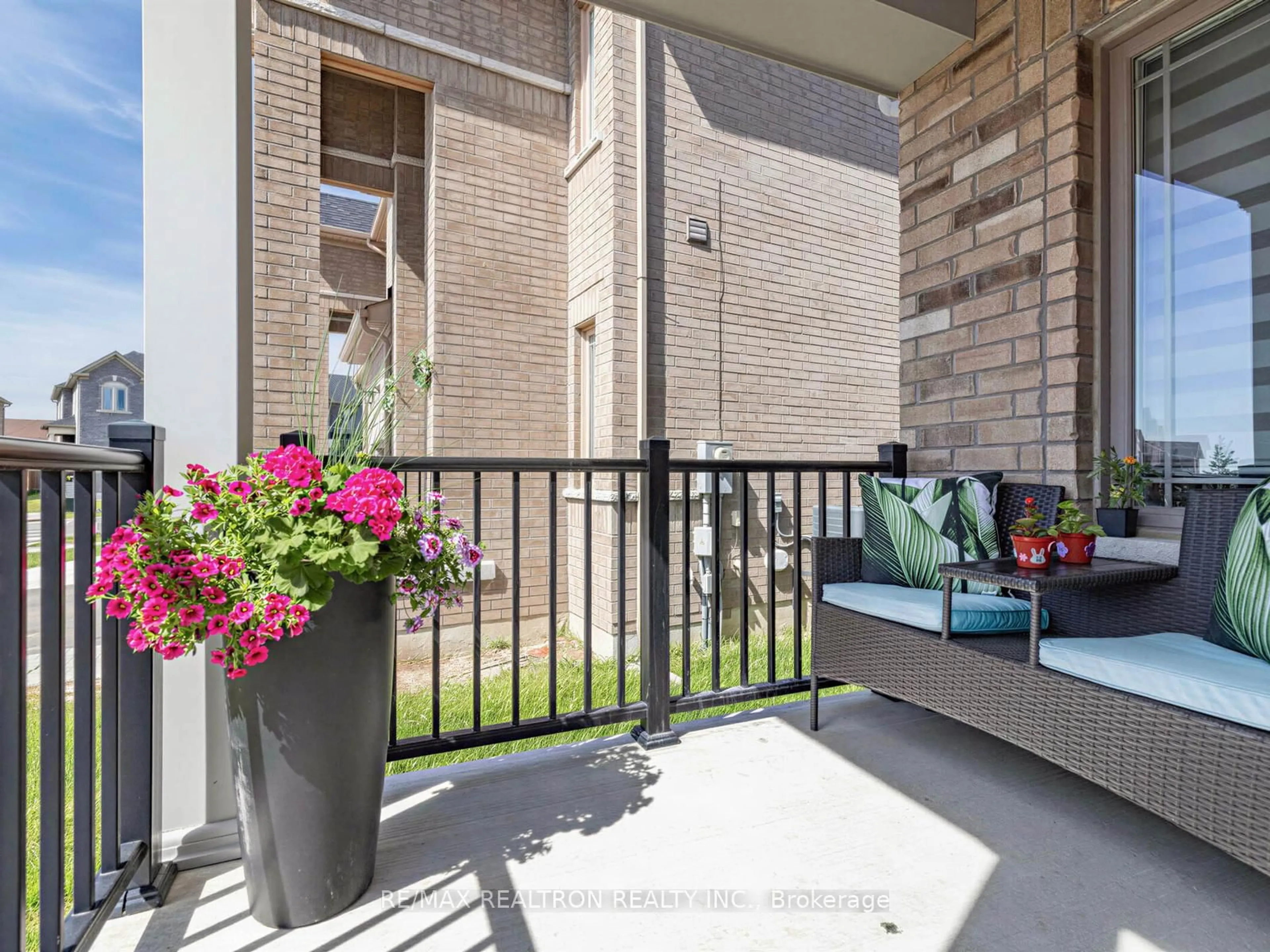 Balcony in the apartment, street for 202 Sutherland Ave, Bradford West Gwillimbury Ontario L3Z 4H7