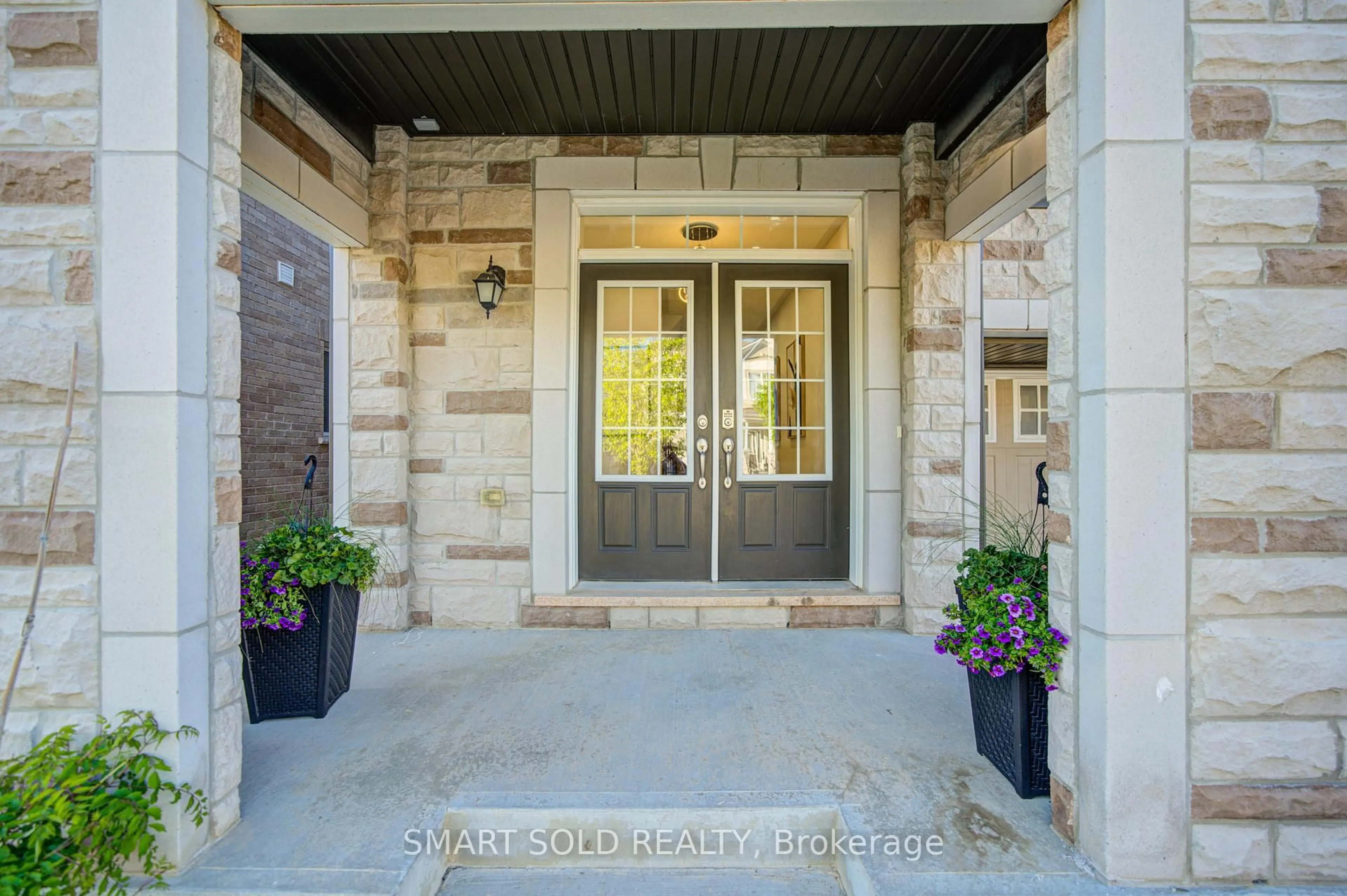 Indoor entryway for 38 Crockart Lane, Aurora Ontario L3X 1V9