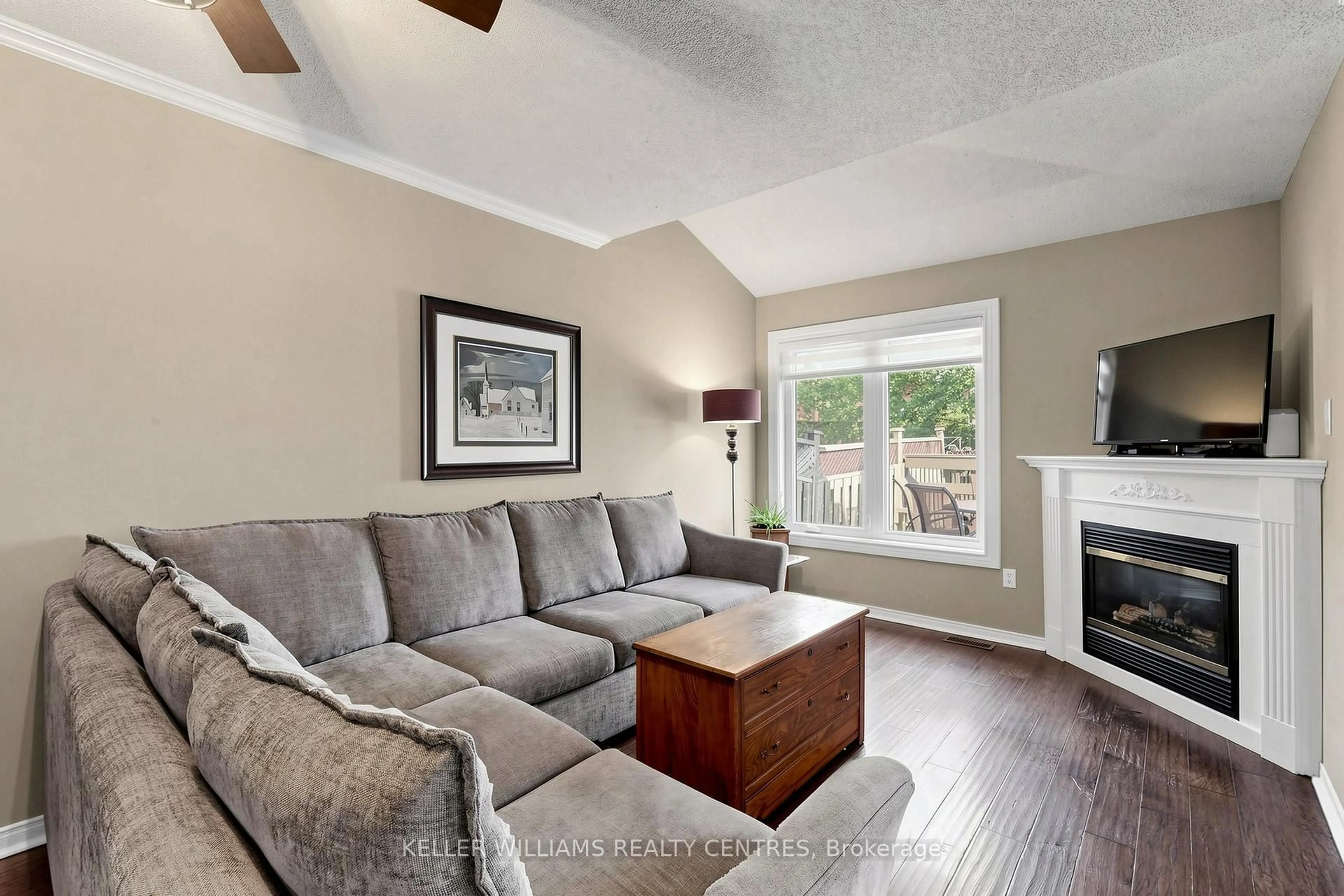 Living room with furniture, wood/laminate floor for 118 Woodroof Cres, Aurora Ontario L4G 7H2