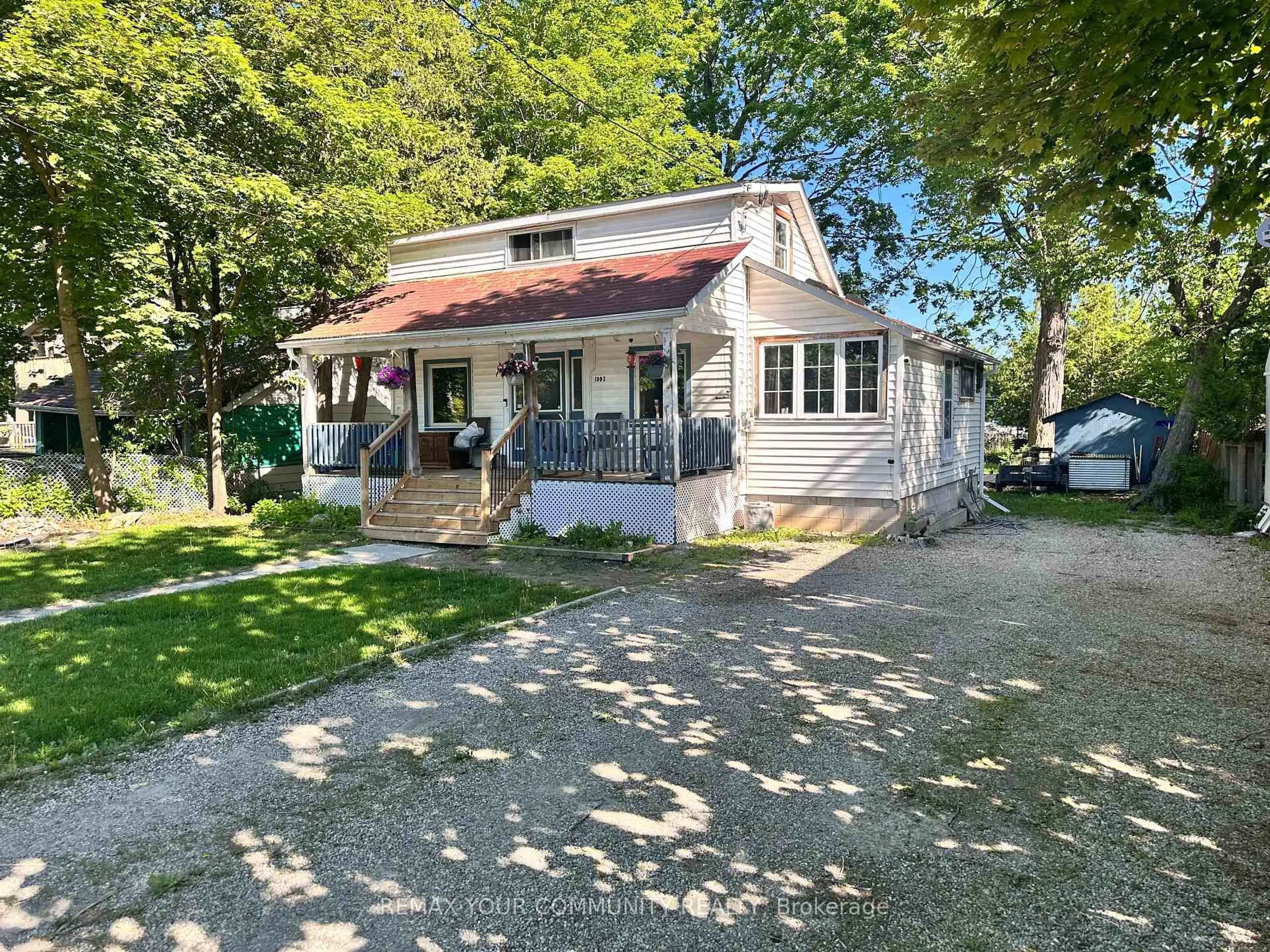 A pic from outside/outdoor area/front of a property/back of a property/a pic from drone, street for 1002 Lake Dr, Georgina Ontario L0E 1L0