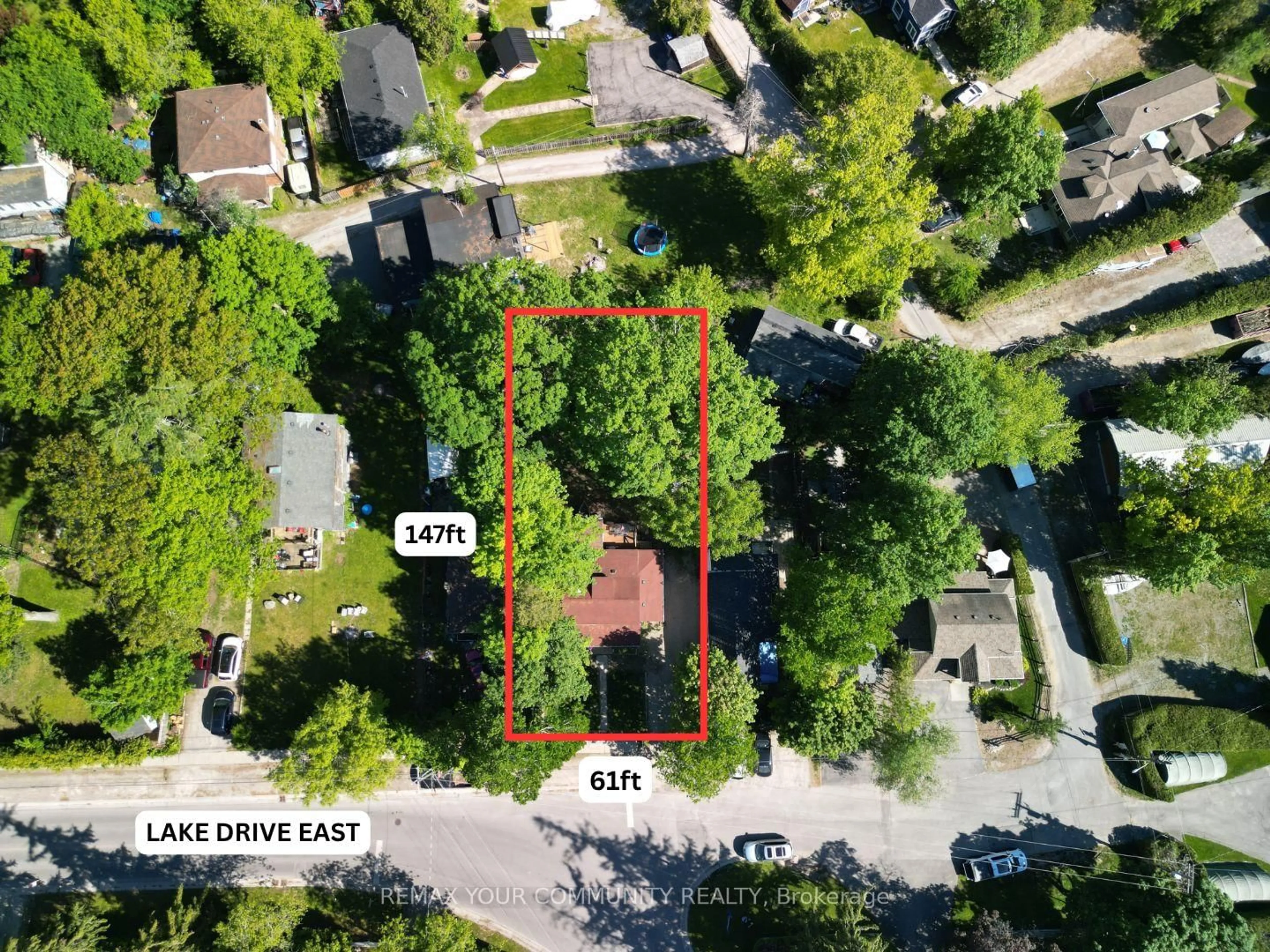 A pic from outside/outdoor area/front of a property/back of a property/a pic from drone, street for 1002 Lake Dr, Georgina Ontario L0E 1L0