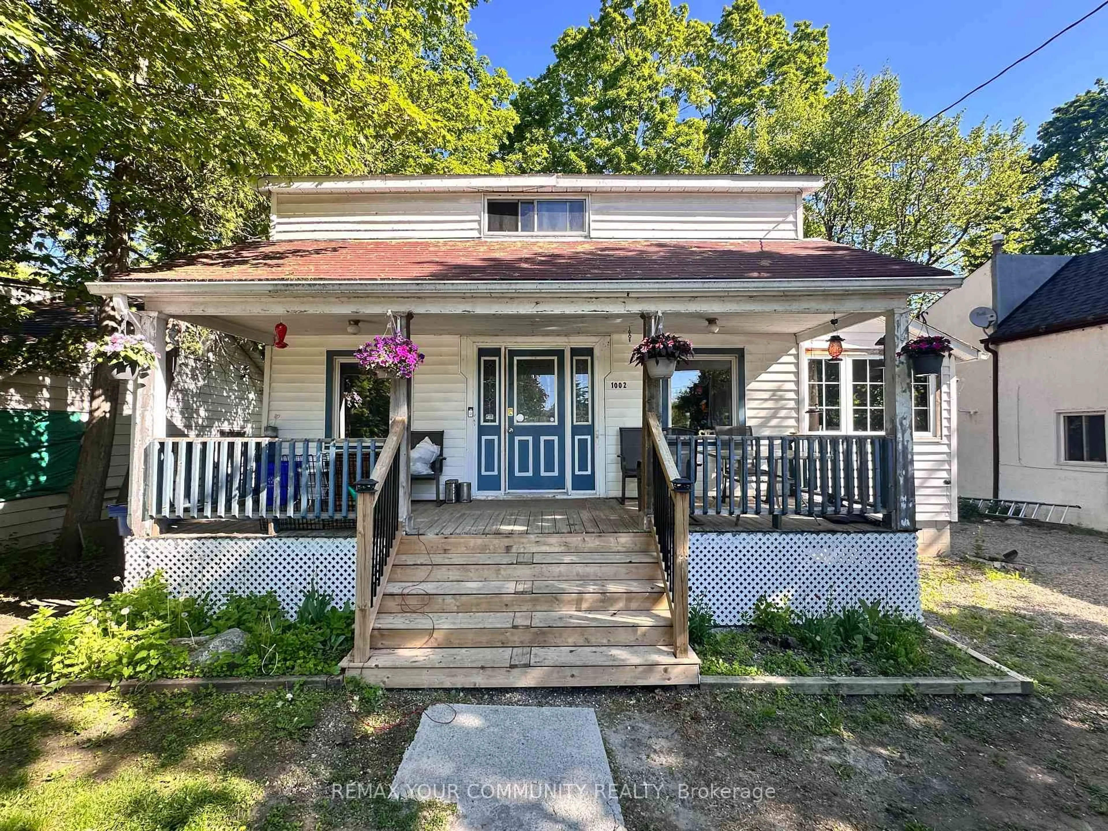 A pic from outside/outdoor area/front of a property/back of a property/a pic from drone, street for 1002 Lake Dr, Georgina Ontario L0E 1L0