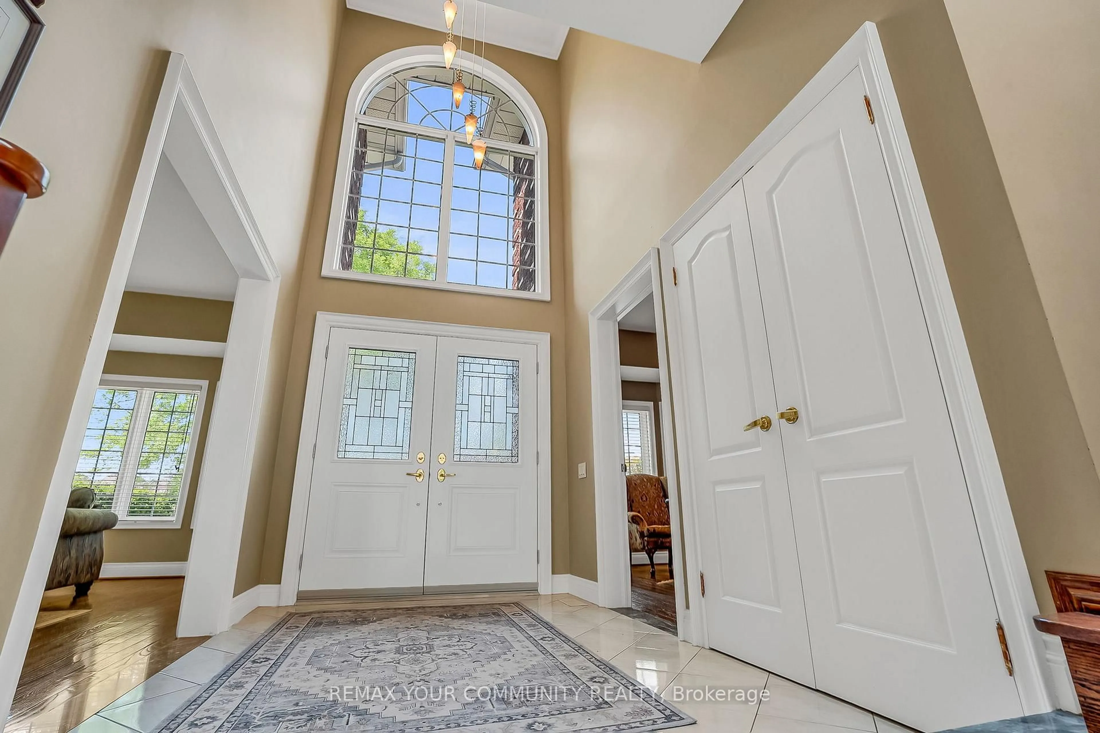 Indoor entryway for 163 Oxford St, Richmond Hill Ontario L4C 4L6