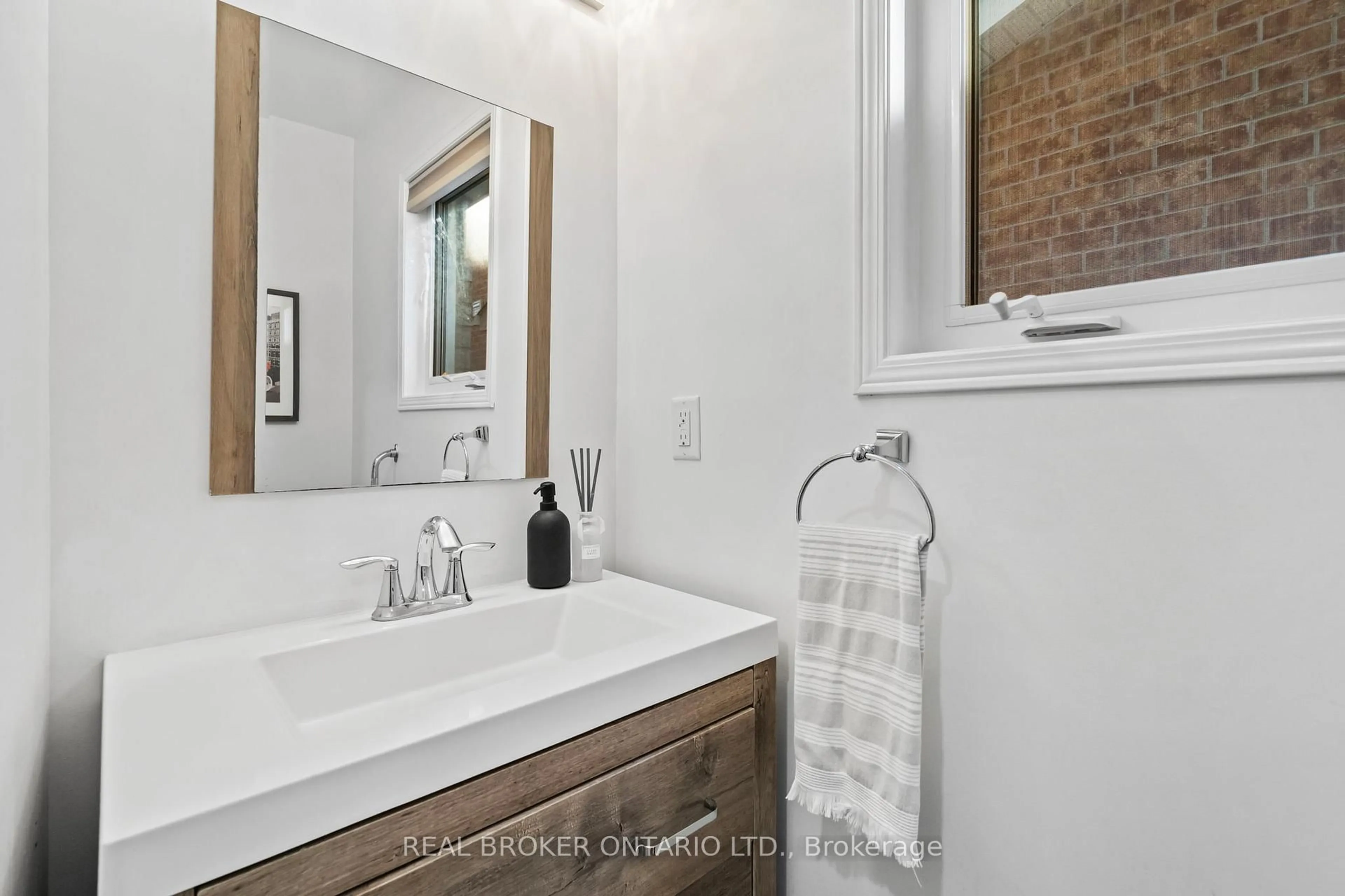 Standard bathroom, ceramic/tile floor for 76 Sundragon Tr, Bradford West Gwillimbury Ontario L3Z 2A5