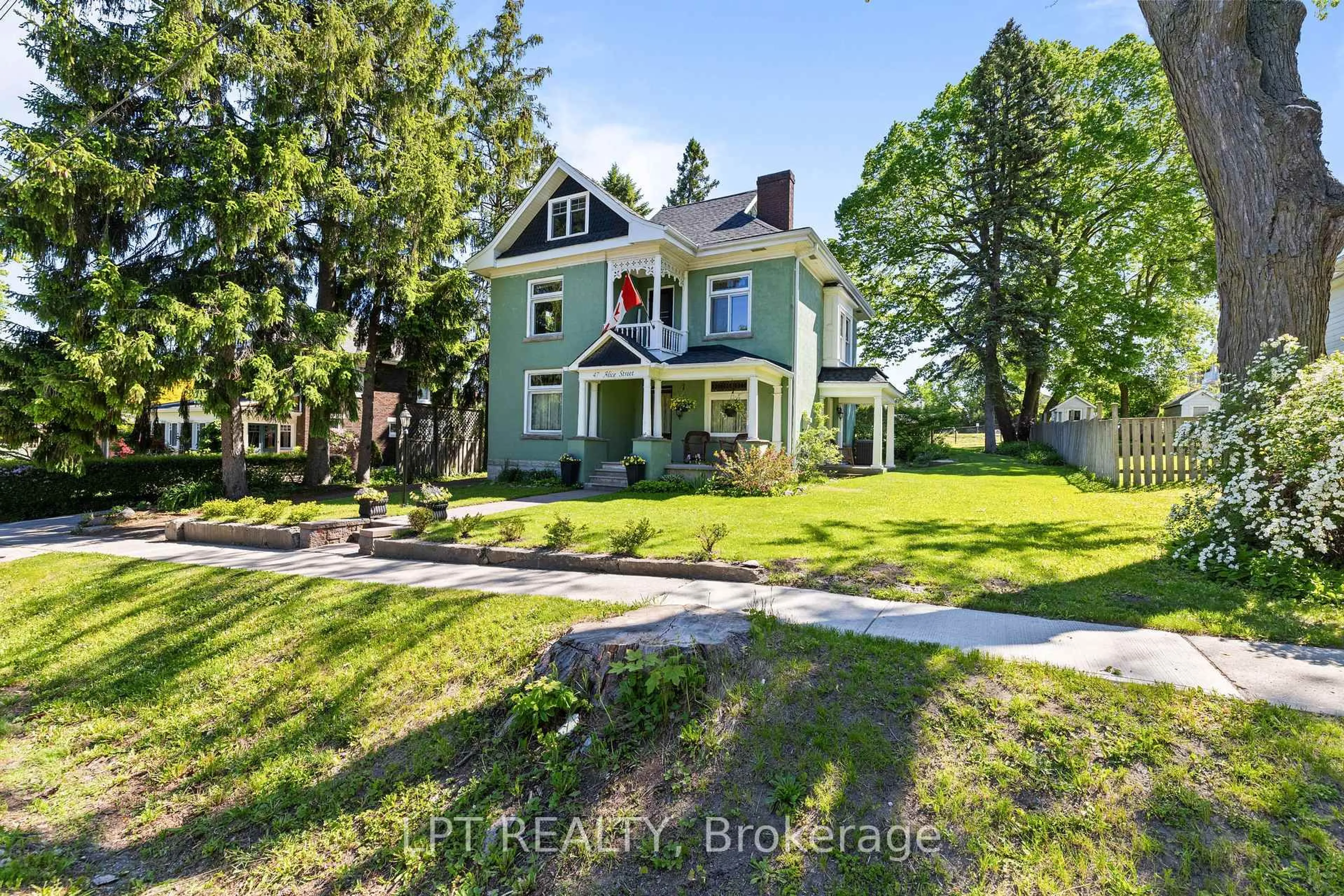 A pic from outside/outdoor area/front of a property/back of a property/a pic from drone, street for 47 Alice St, East Gwillimbury Ontario L0G 1M0
