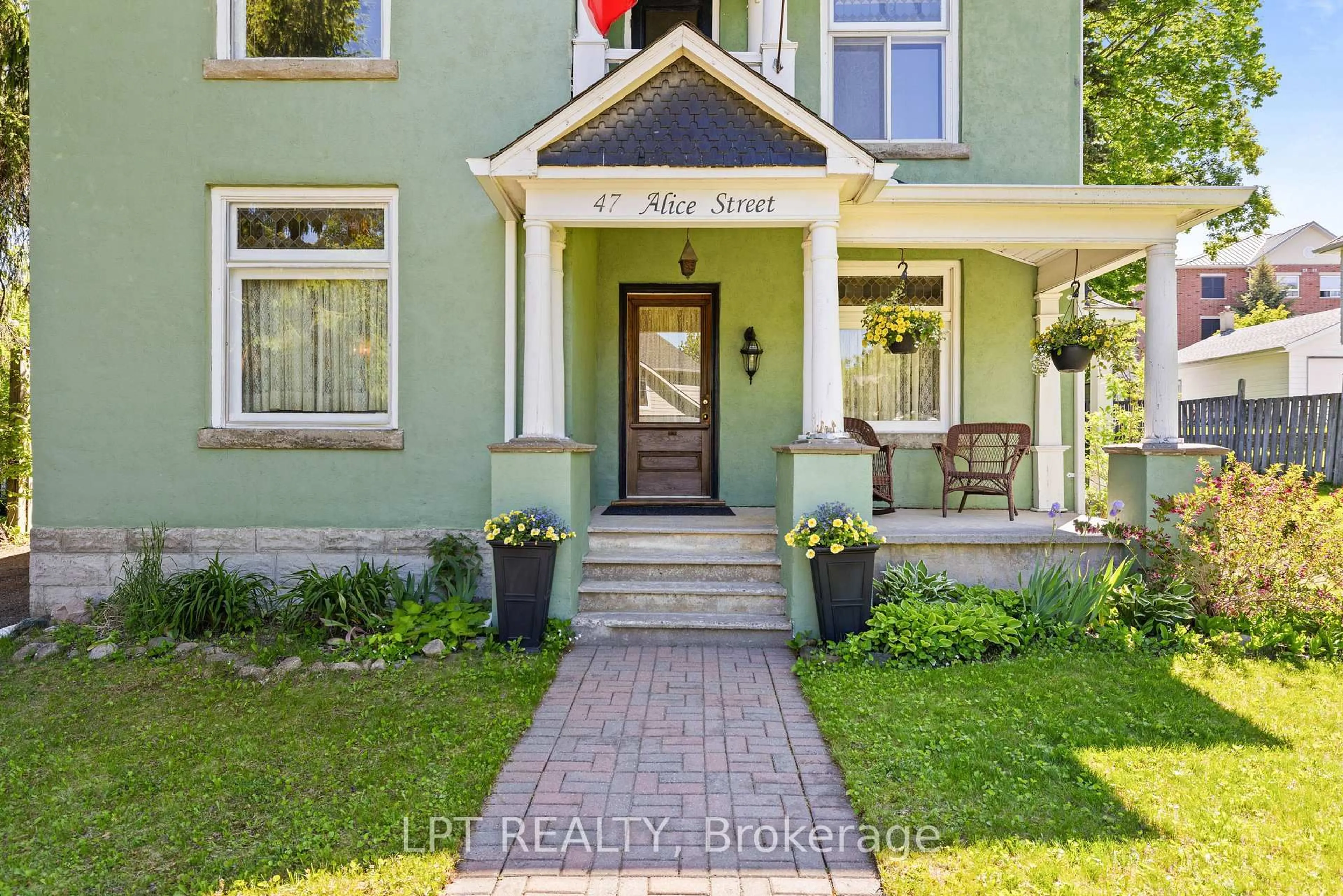 Indoor entryway for 47 Alice St, East Gwillimbury Ontario L0G 1M0