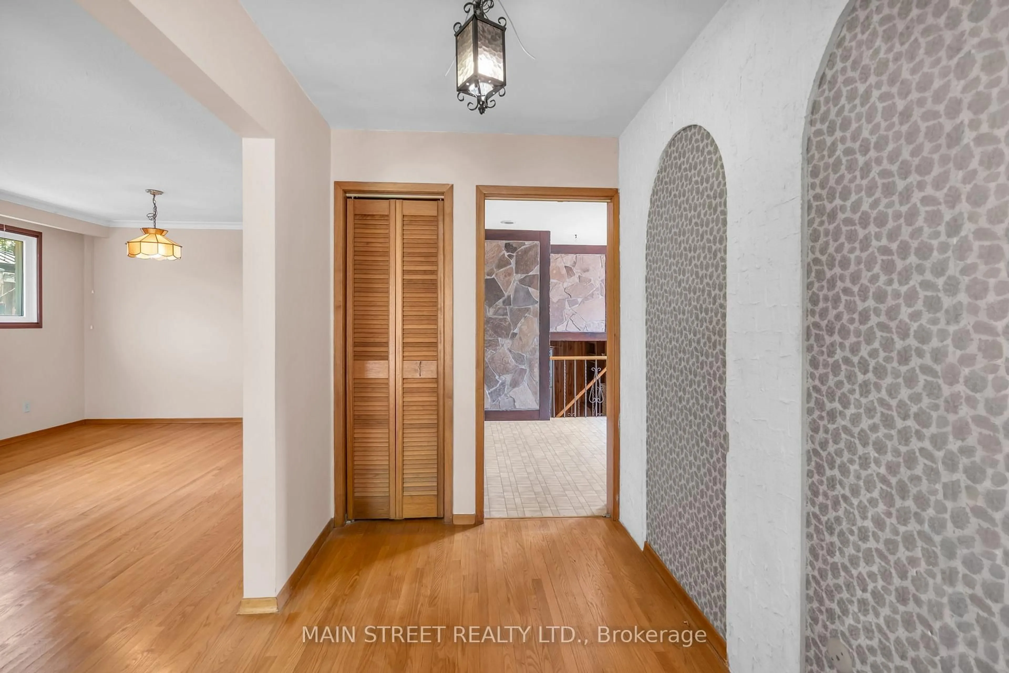 Indoor entryway for 806 Three Seasons Dr, Newmarket Ontario L3Y 2B8