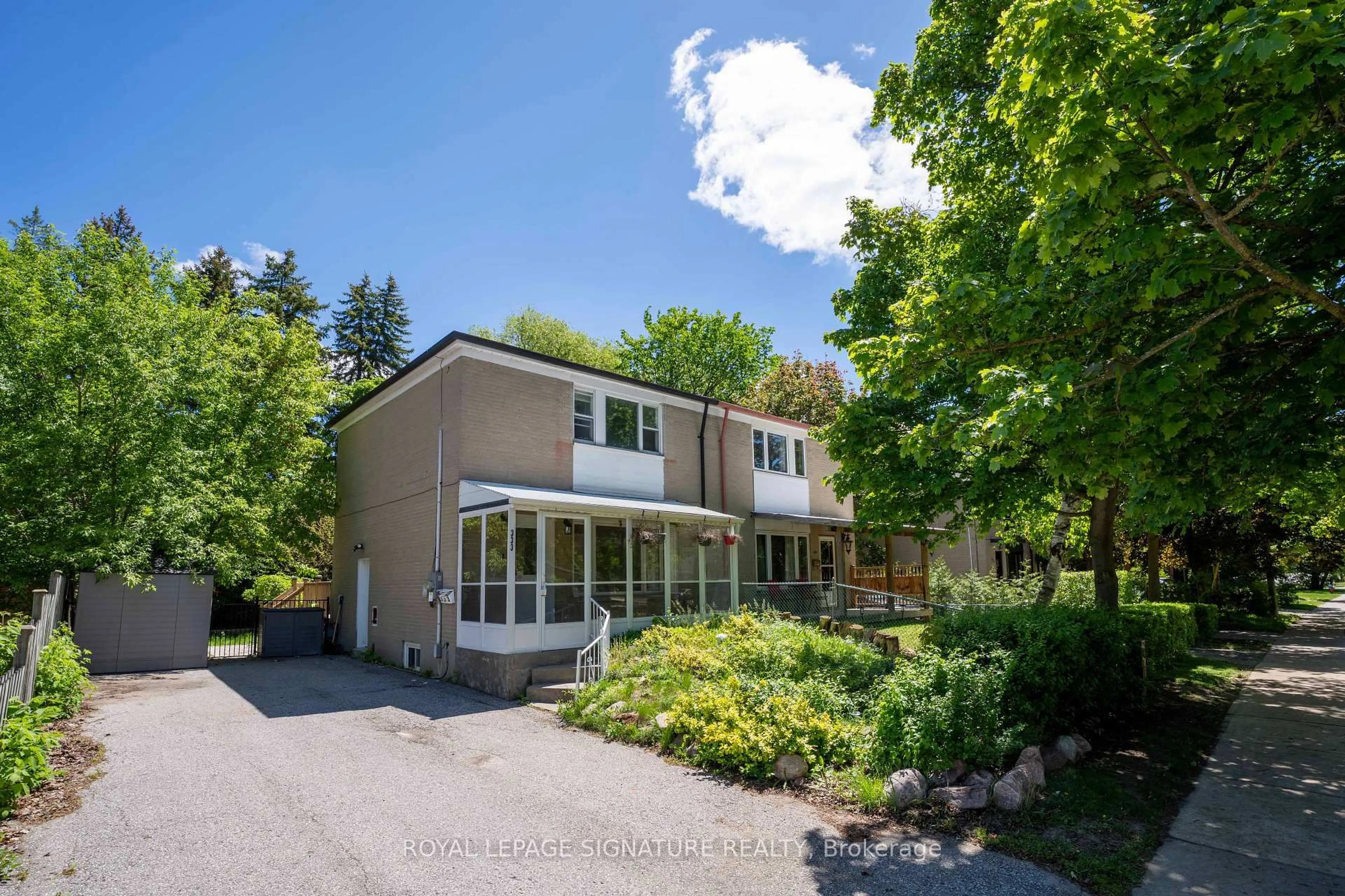 A pic from outside/outdoor area/front of a property/back of a property/a pic from drone, street for 333 Neal Dr, Richmond Hill Ontario L4C 3L3