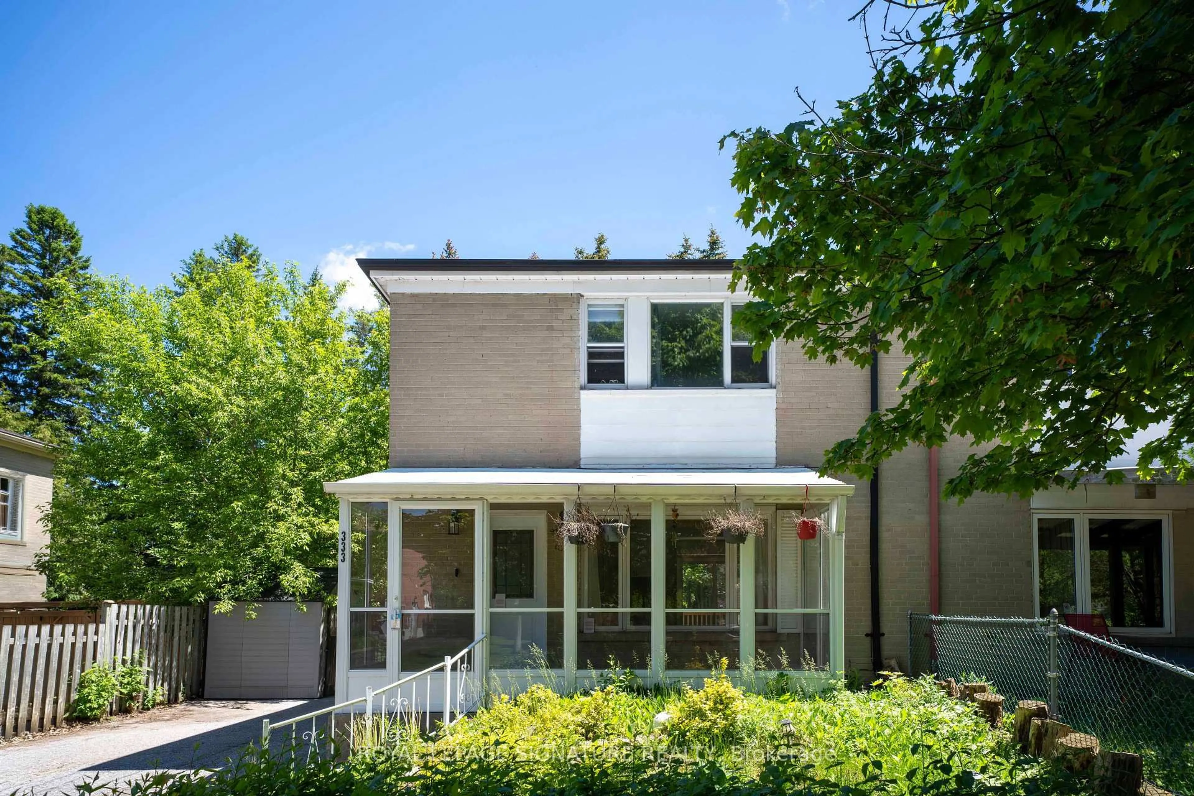 Home with vinyl exterior material, building for 333 Neal Dr, Richmond Hill Ontario L4C 3L3