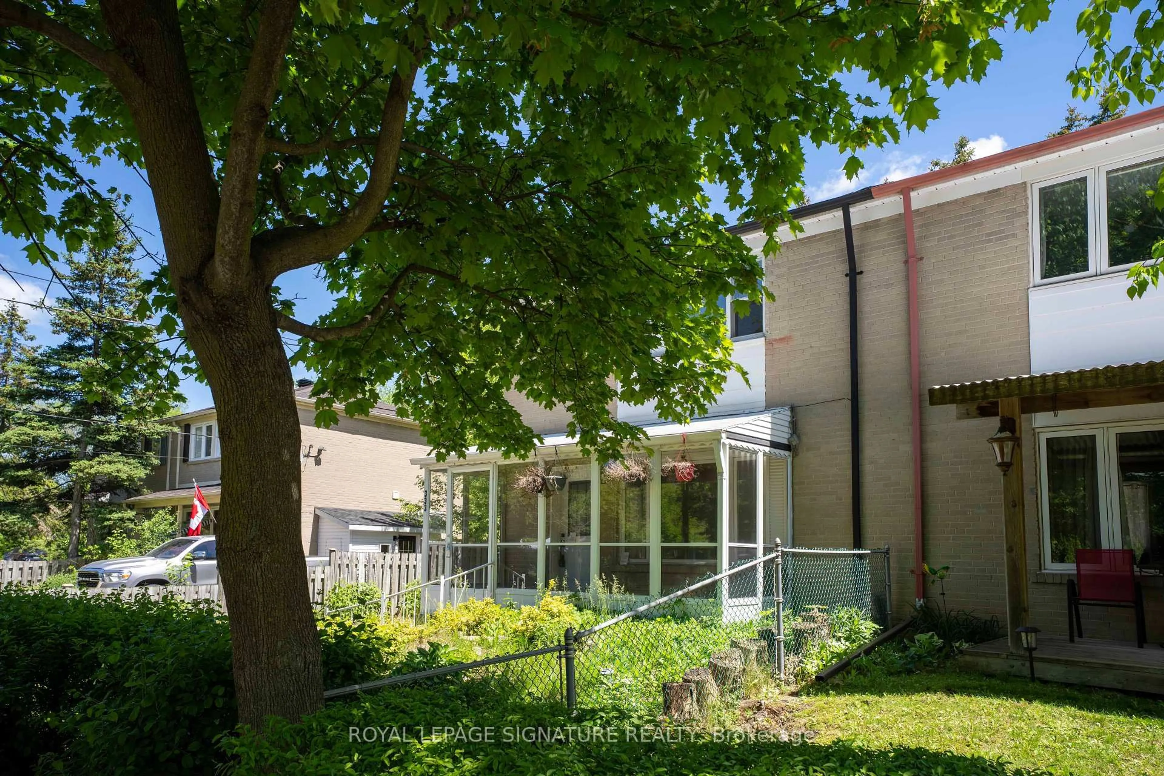 Patio, street for 333 Neal Dr, Richmond Hill Ontario L4C 3L3
