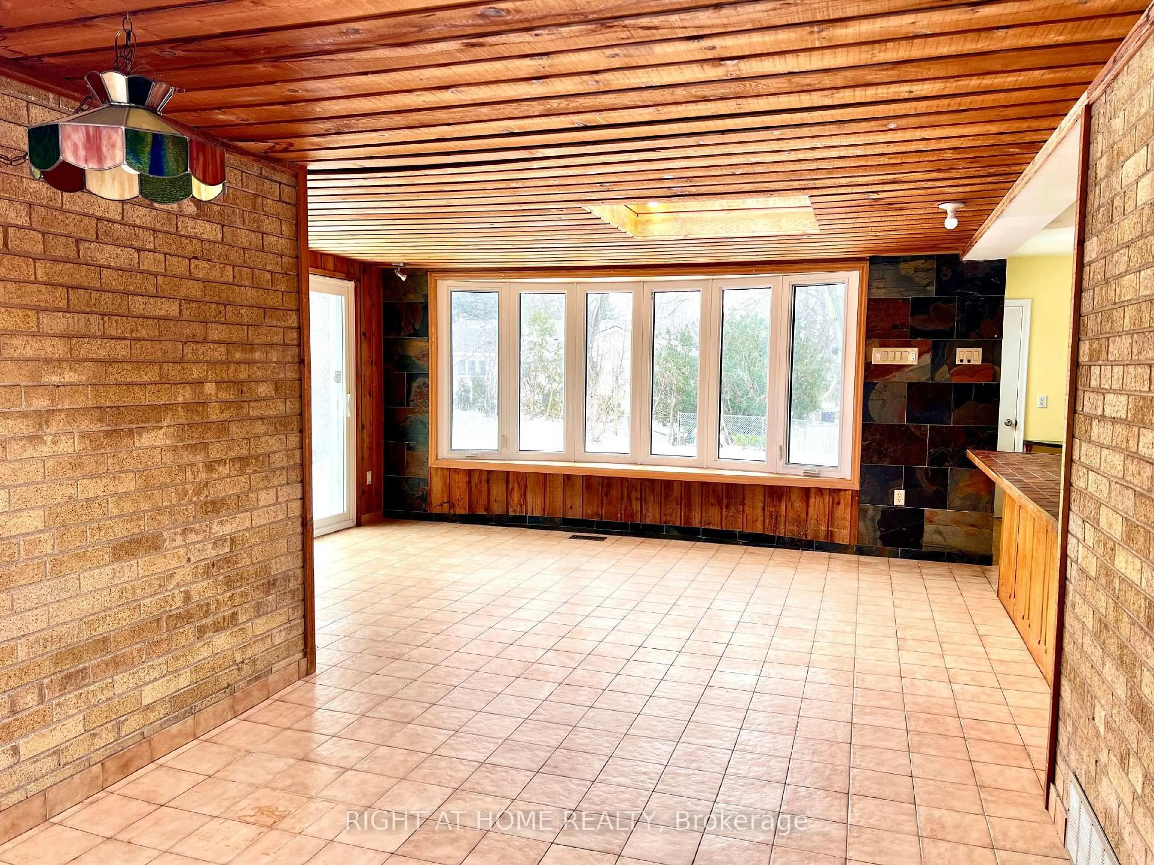 Indoor foyer for 77 Riverside Blvd, Vaughan Ontario L4J 1J1