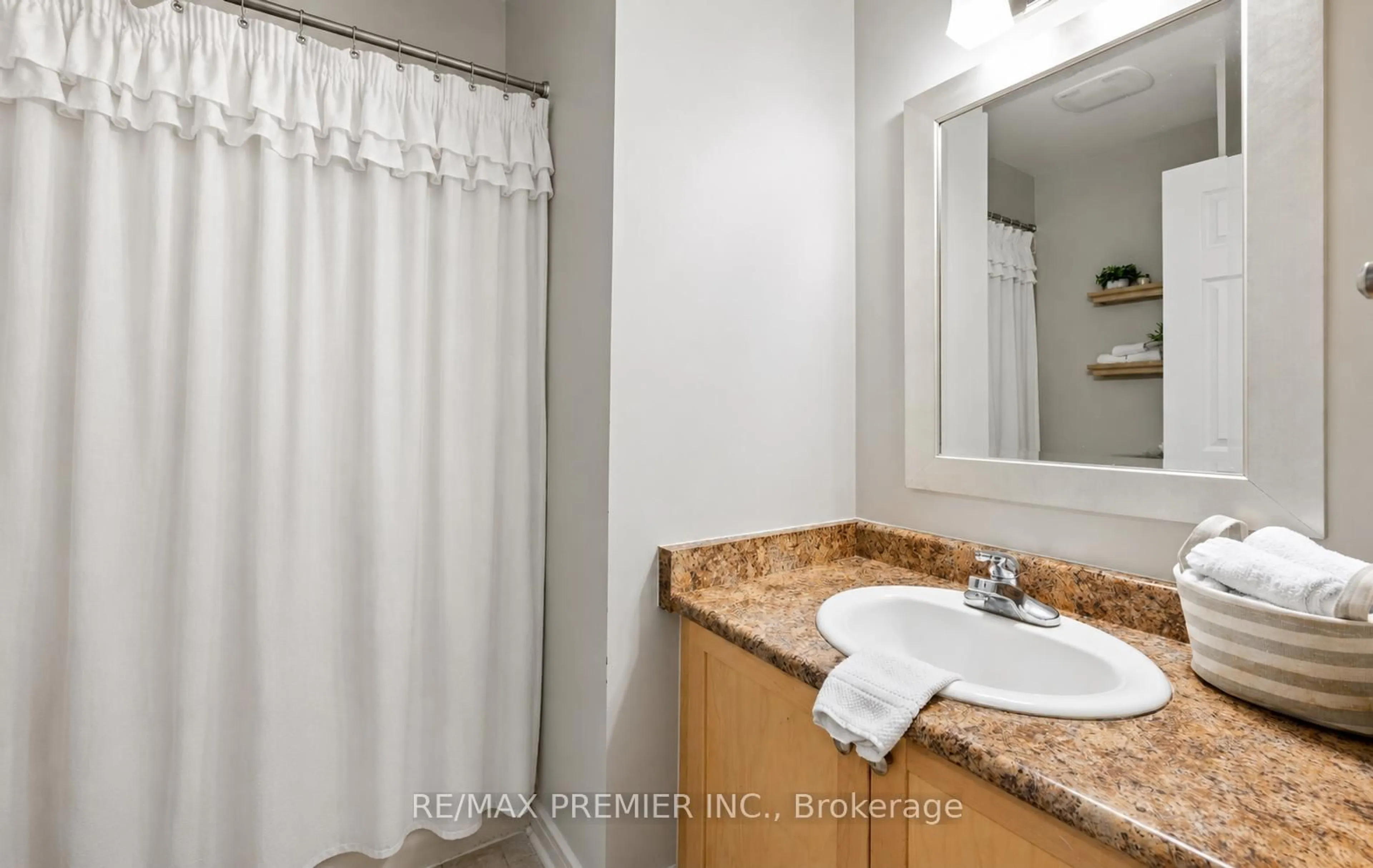 Standard bathroom, ceramic/tile floor for 283 Kirkvalley Cres, Aurora Ontario L4G 7S2