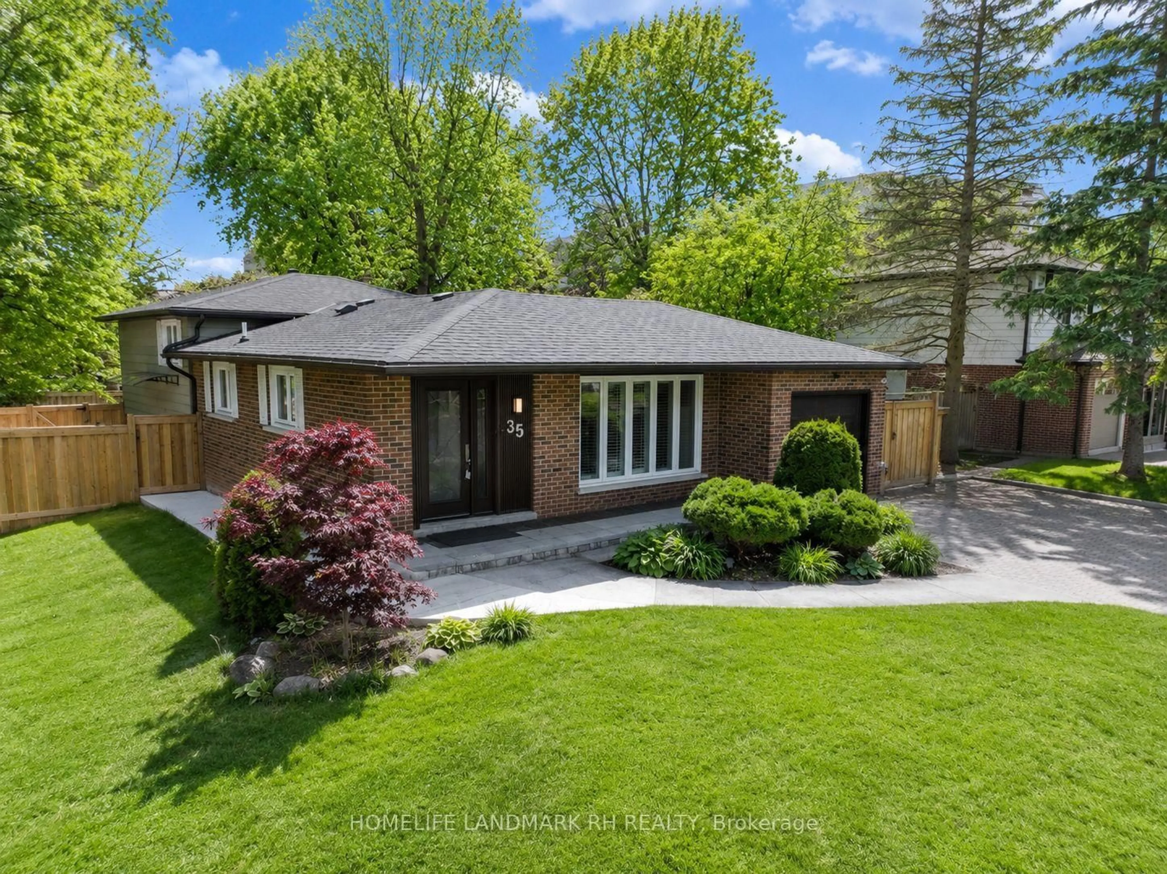 A pic from outside/outdoor area/front of a property/back of a property/a pic from drone, street for 35 Royal Orchard Blvd, Markham Ontario L3T 3C4