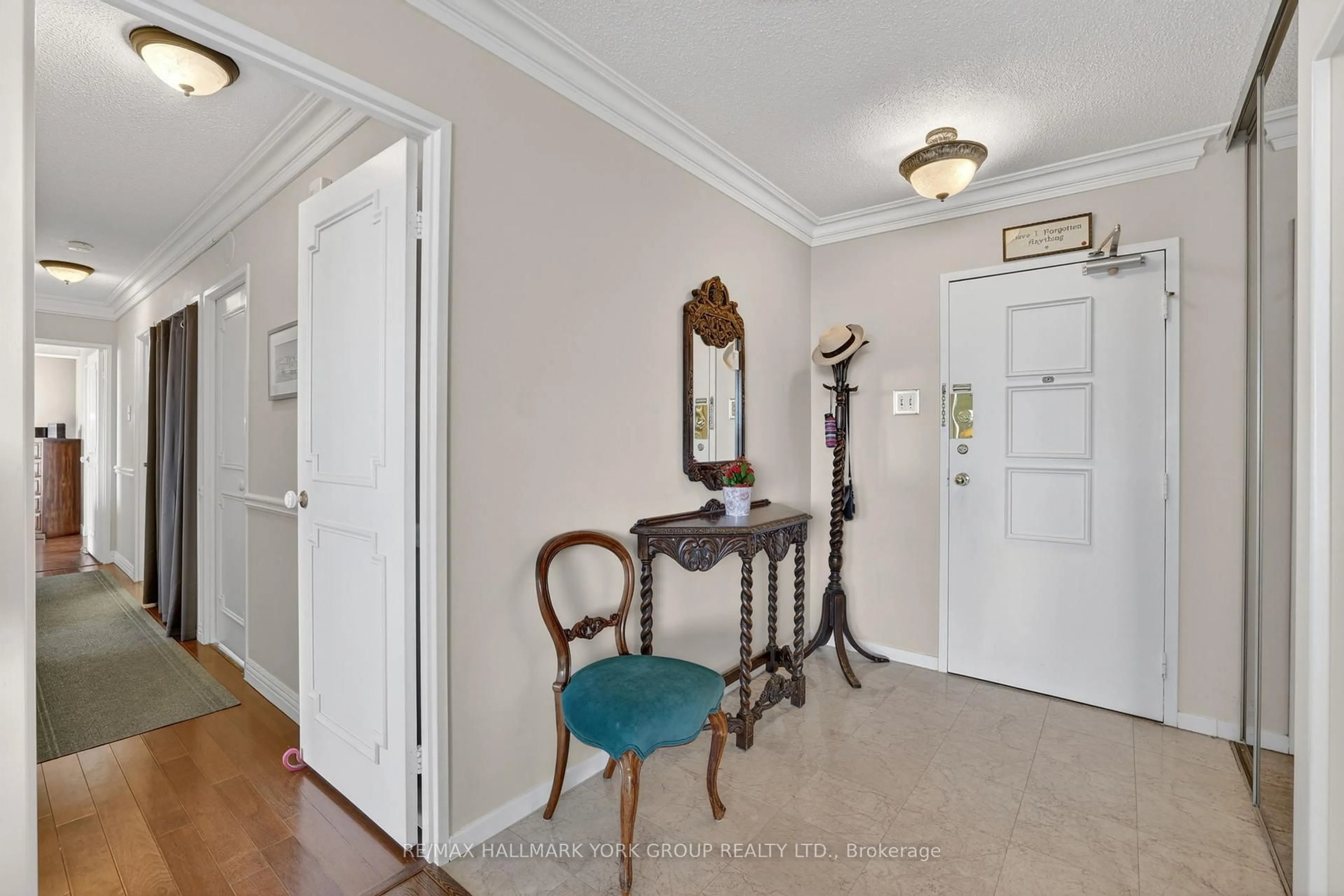 Indoor foyer for 8111 Yonge St #1812, Markham Ontario L3T 4V9