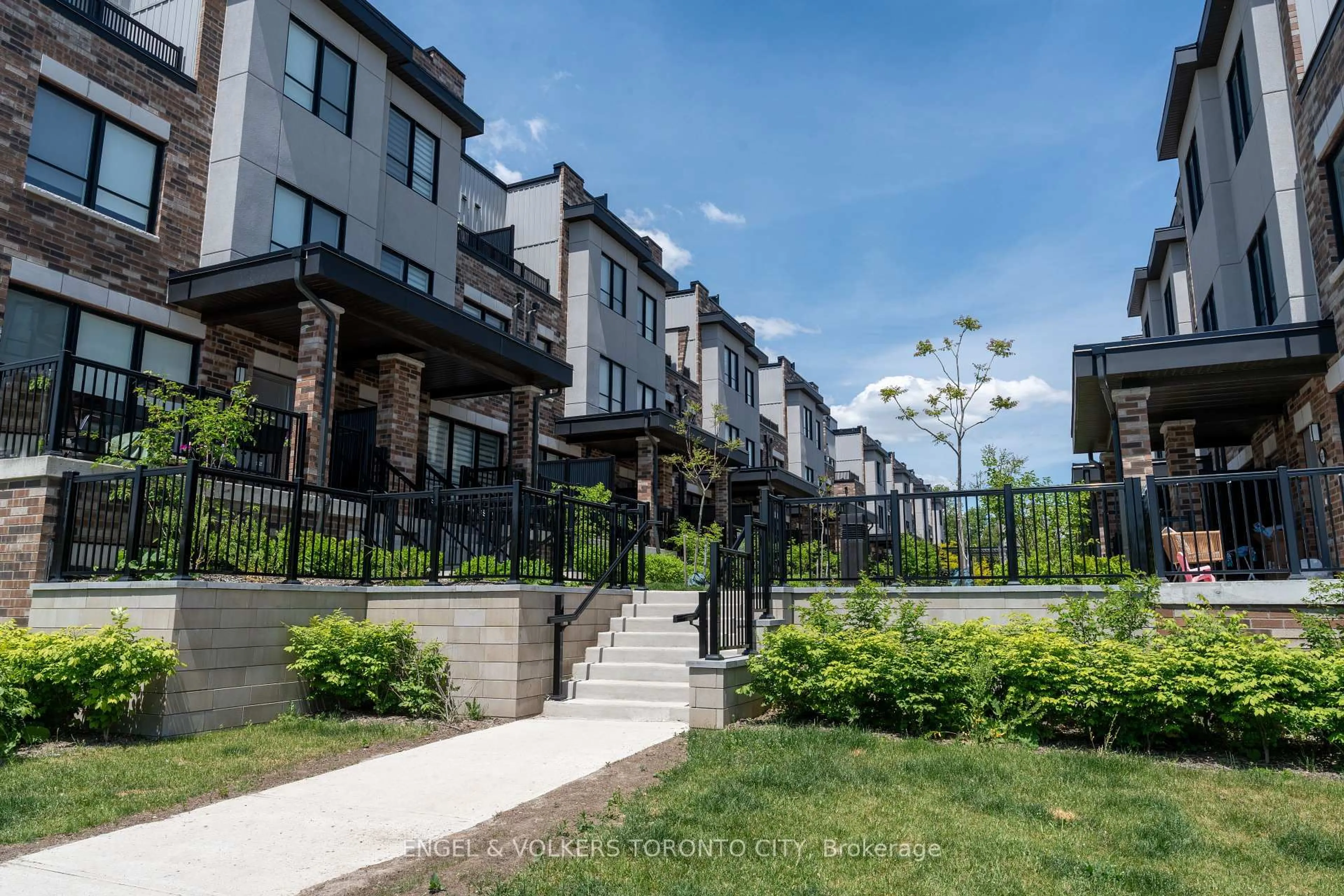 Patio, street for 50 Baynes Way #5, Bradford West Gwillimbury Ontario L3Z 4M4