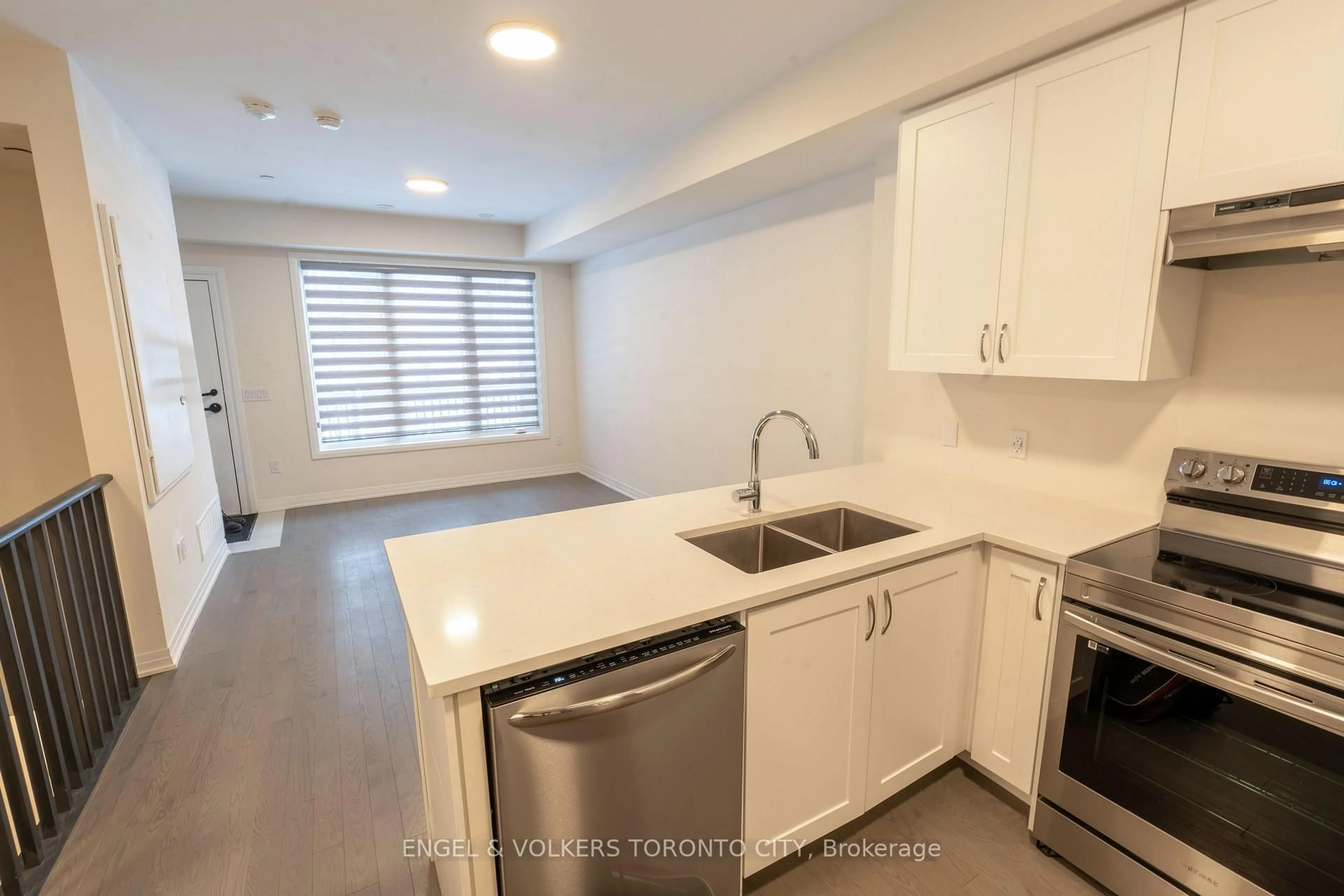 Standard kitchen, unknown for 50 Baynes Way #5, Bradford West Gwillimbury Ontario L3Z 4M4