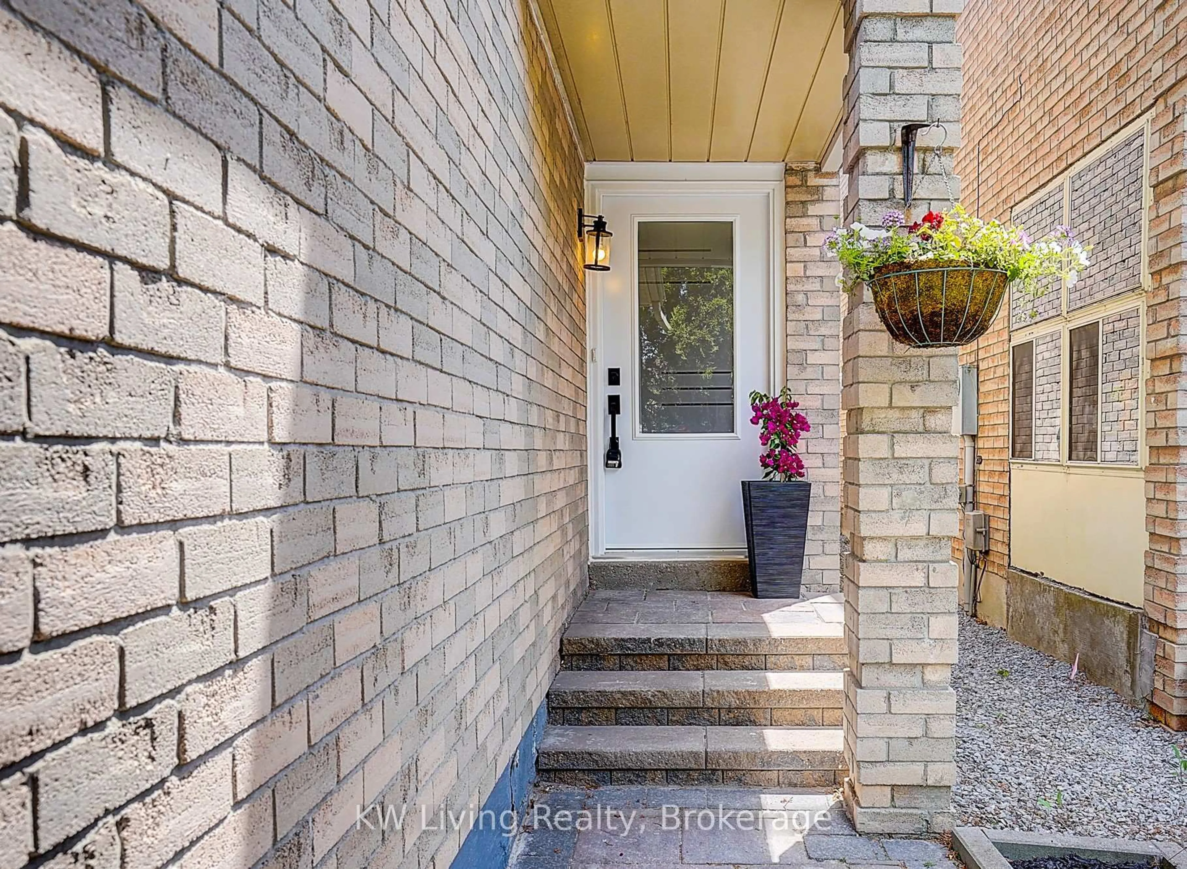 Indoor entryway for 132 Northolt Cres, Markham Ontario L3R 6N7