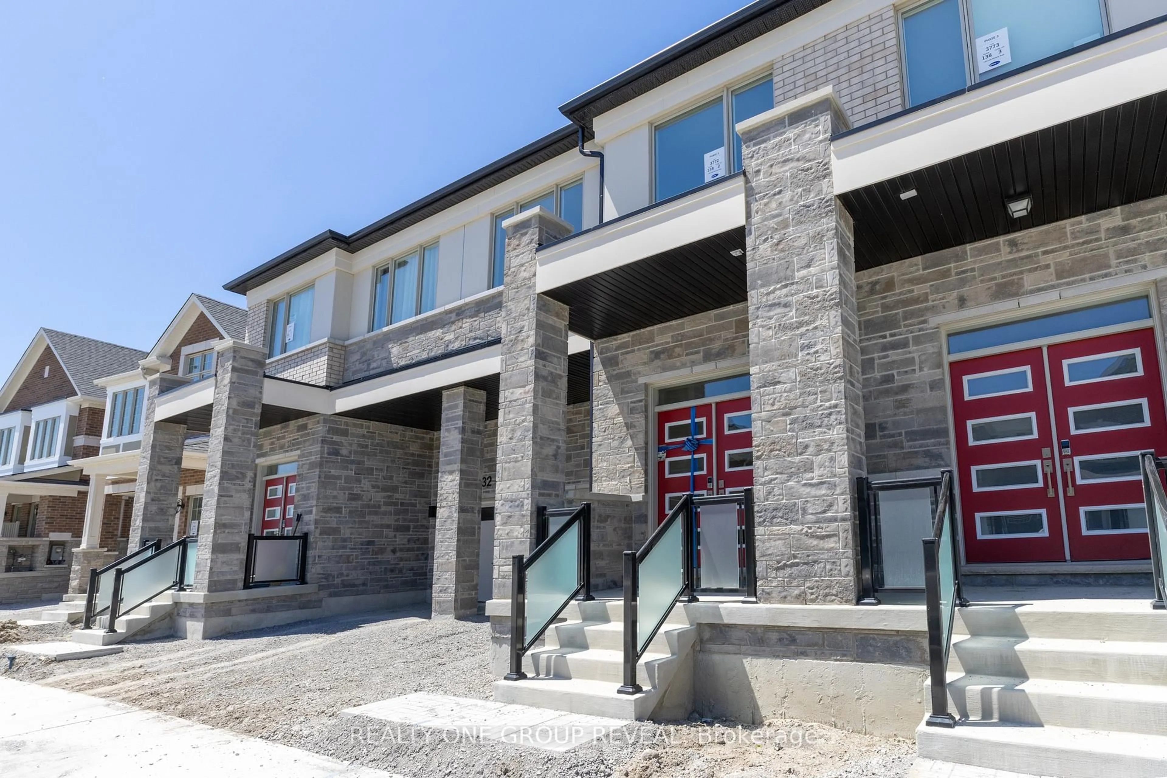 Indoor foyer for 130 Leslie Richards St, Markham Ontario L6C 3S9