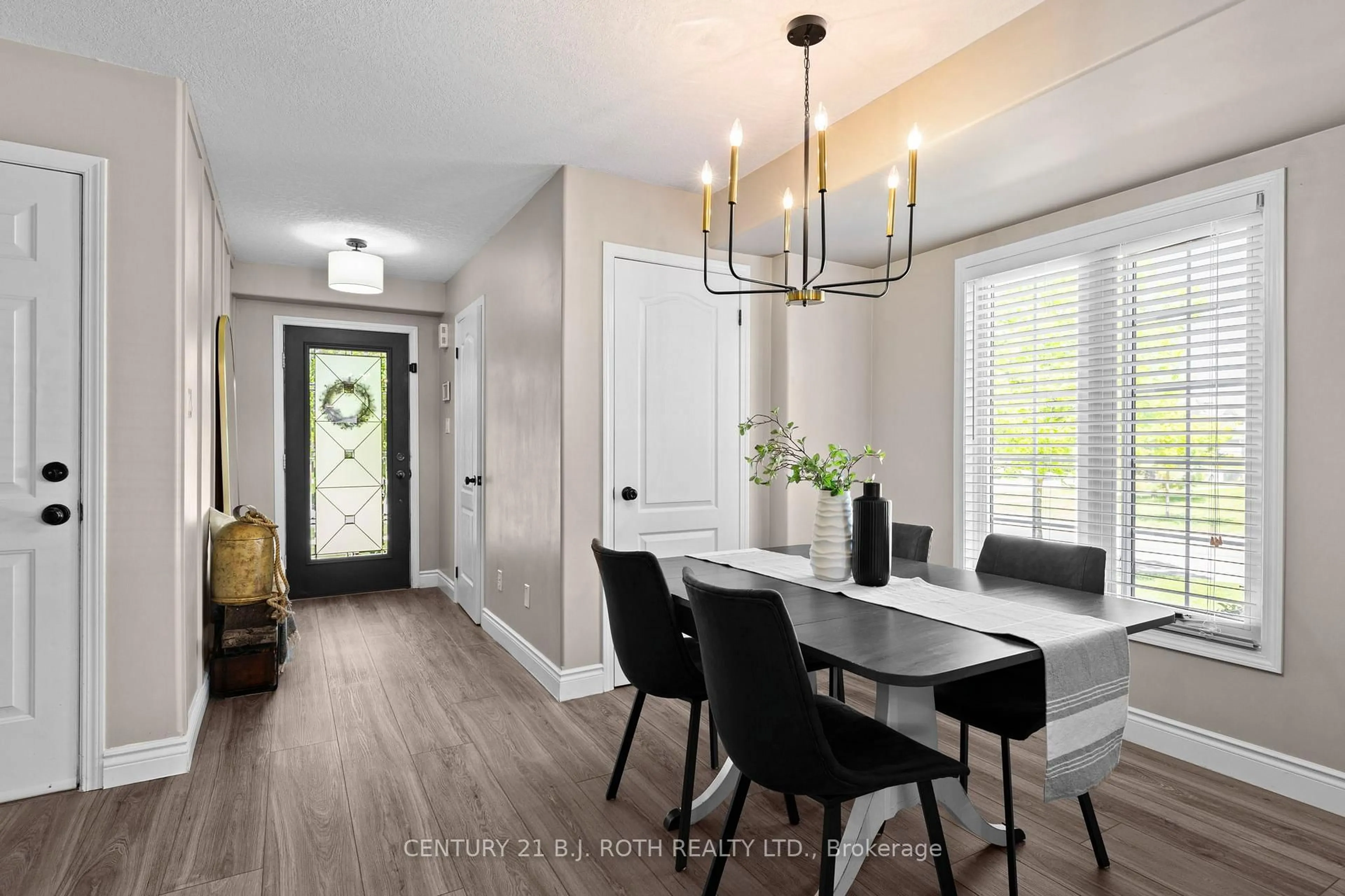 Dining room, unknown for 1 Ruthven Cres, New Tecumseth Ontario L9R 0A5