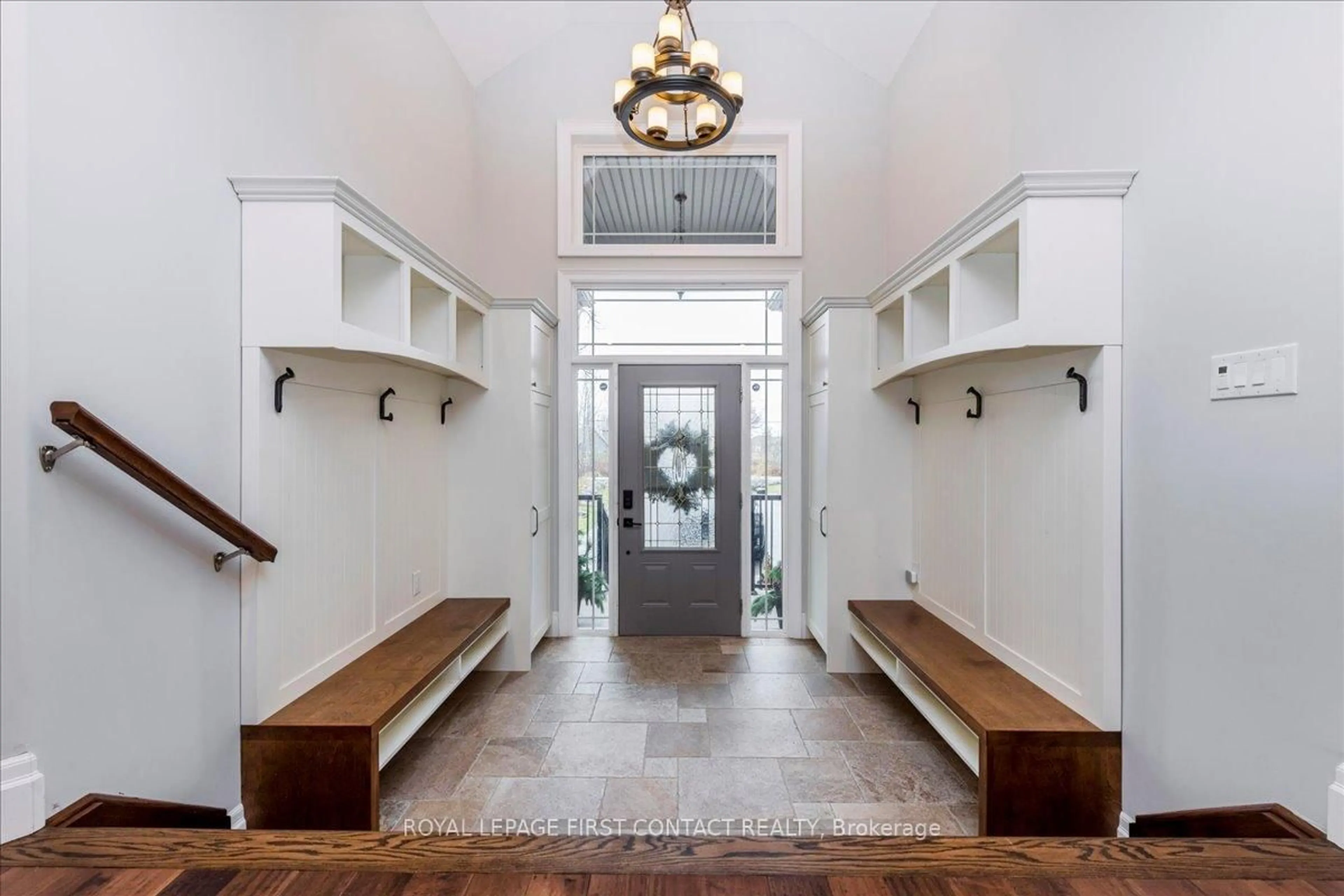 Indoor entryway for 3500 Crescent Harbour Rd, Innisfil Ontario L9S 2Y8