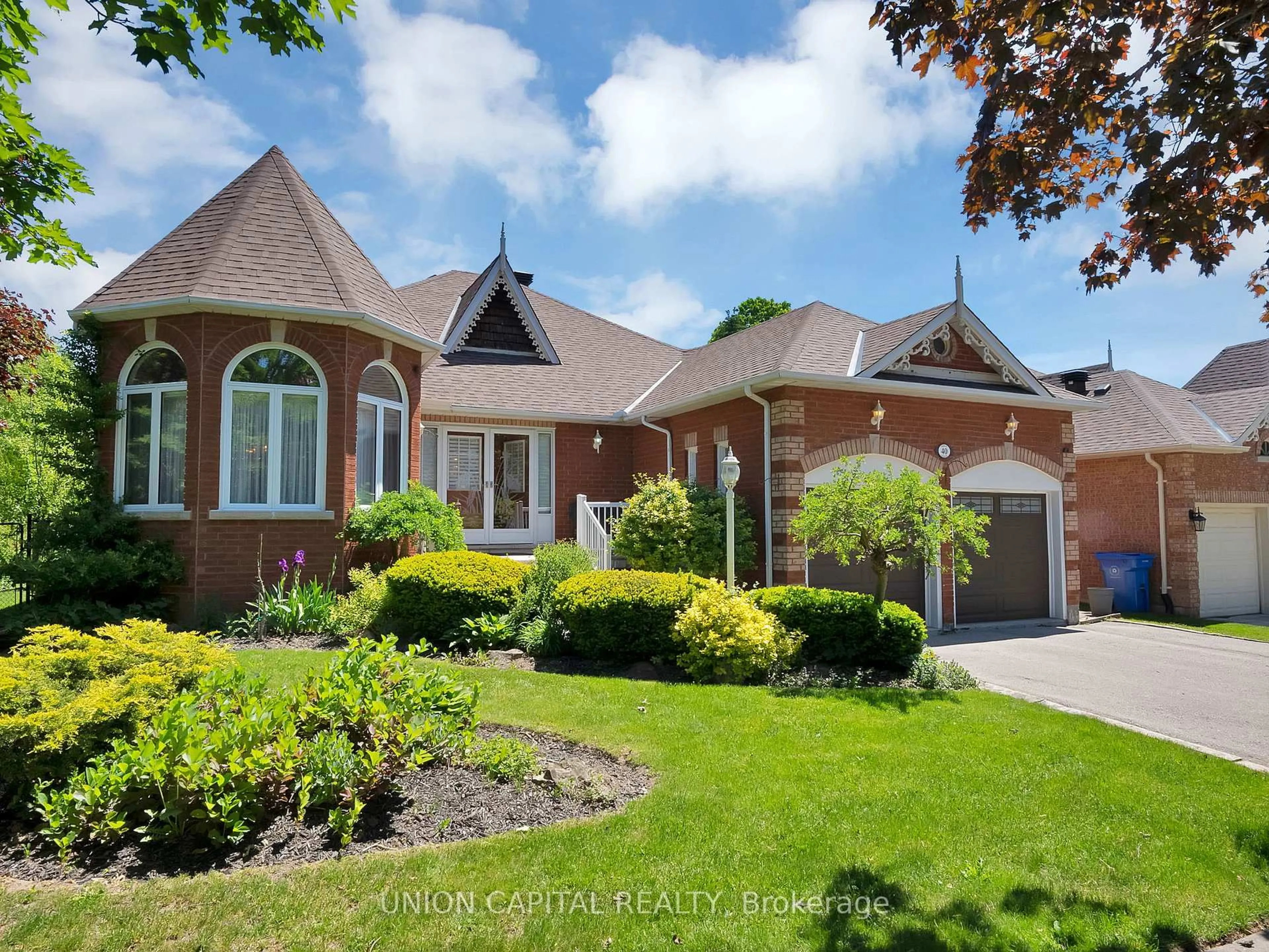 Home with brick exterior material, street for 40 Sisman Ave, Aurora Ontario L4G 6R9