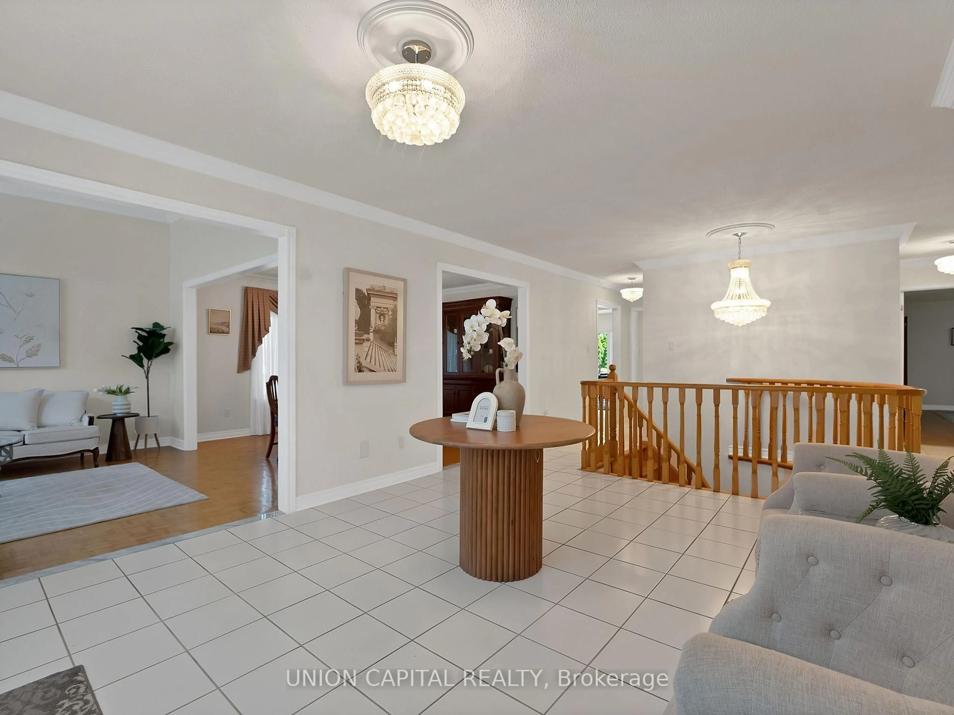 Indoor foyer for 40 Sisman Ave, Aurora Ontario L4G 6R9