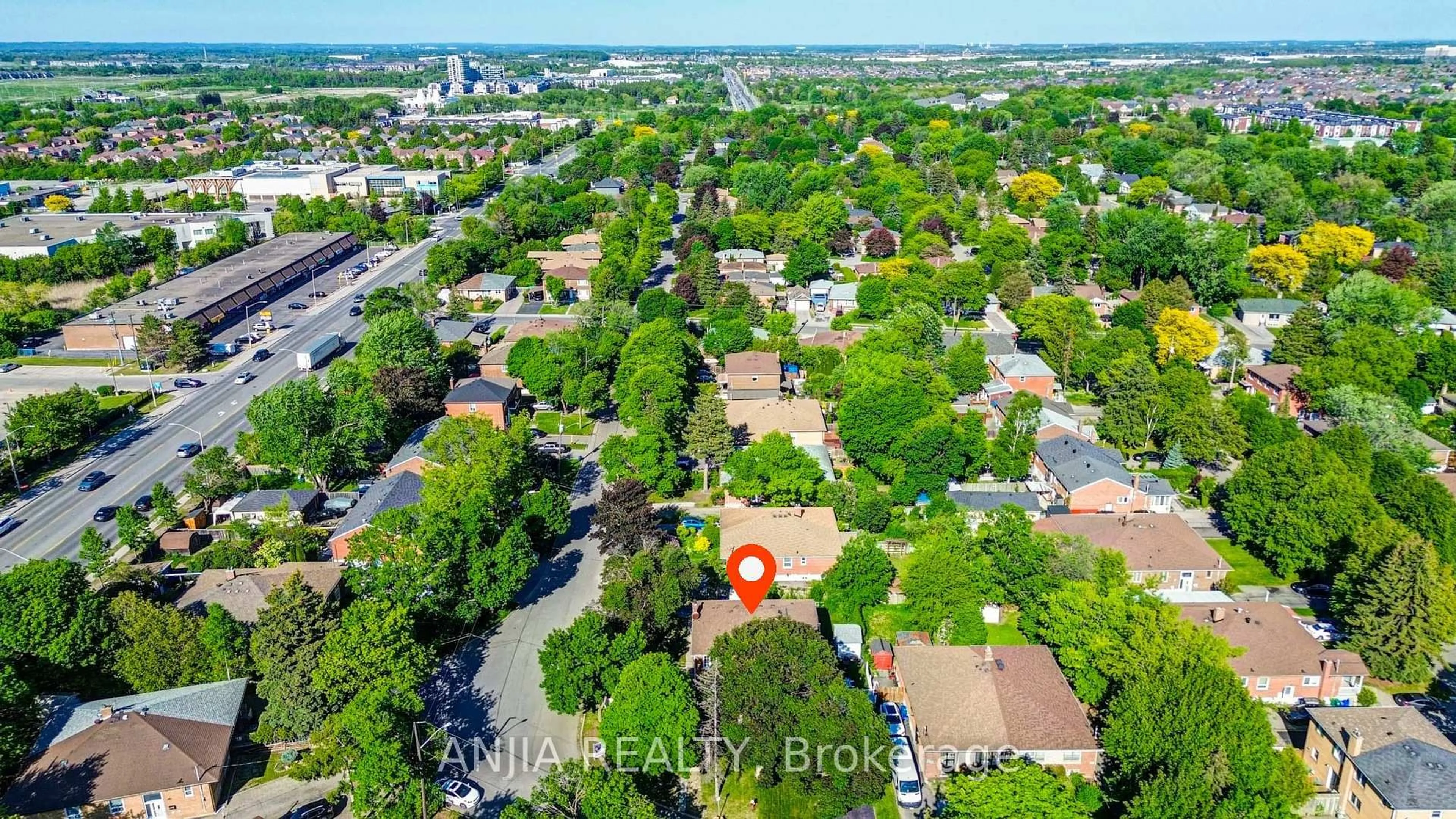 A pic from outside/outdoor area/front of a property/back of a property/a pic from drone, city buildings view from balcony for 222 Elka Dr, Richmond Hill Ontario L4C 3A3
