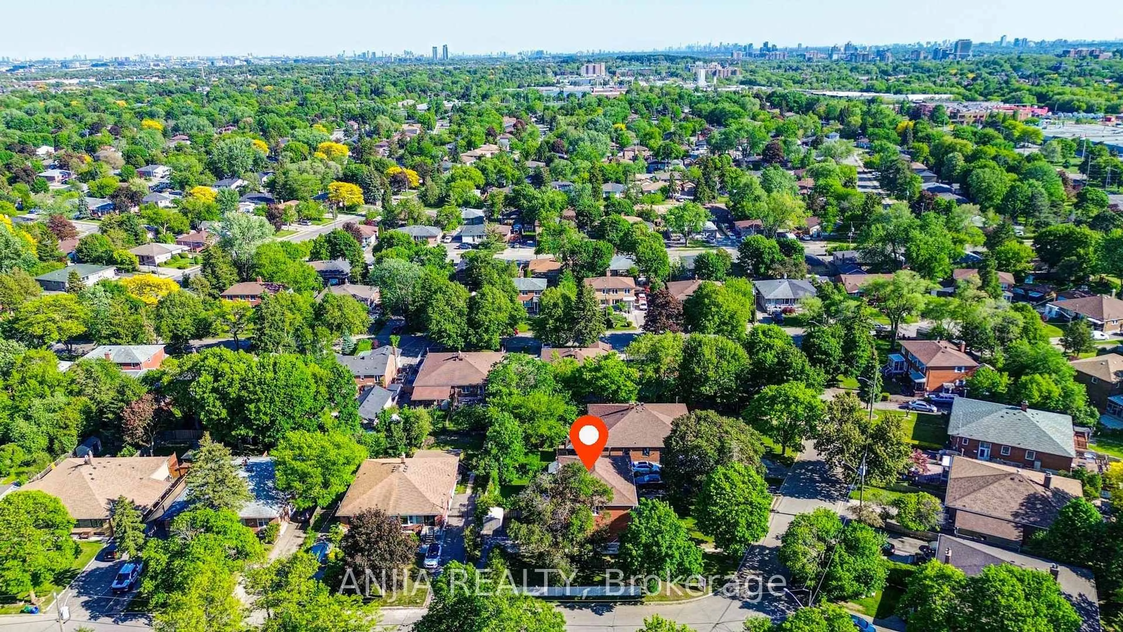 A pic from outside/outdoor area/front of a property/back of a property/a pic from drone, street for 222 Elka Dr, Richmond Hill Ontario L4C 3A3
