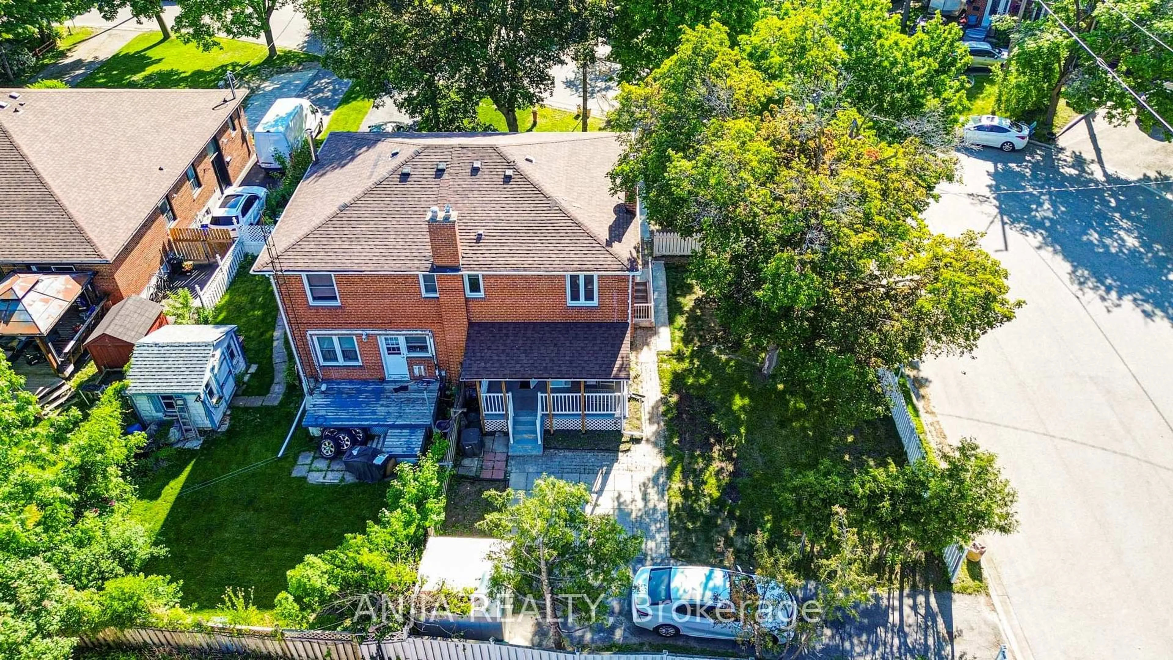 A pic from outside/outdoor area/front of a property/back of a property/a pic from drone, street for 222 Elka Dr, Richmond Hill Ontario L4C 3A3