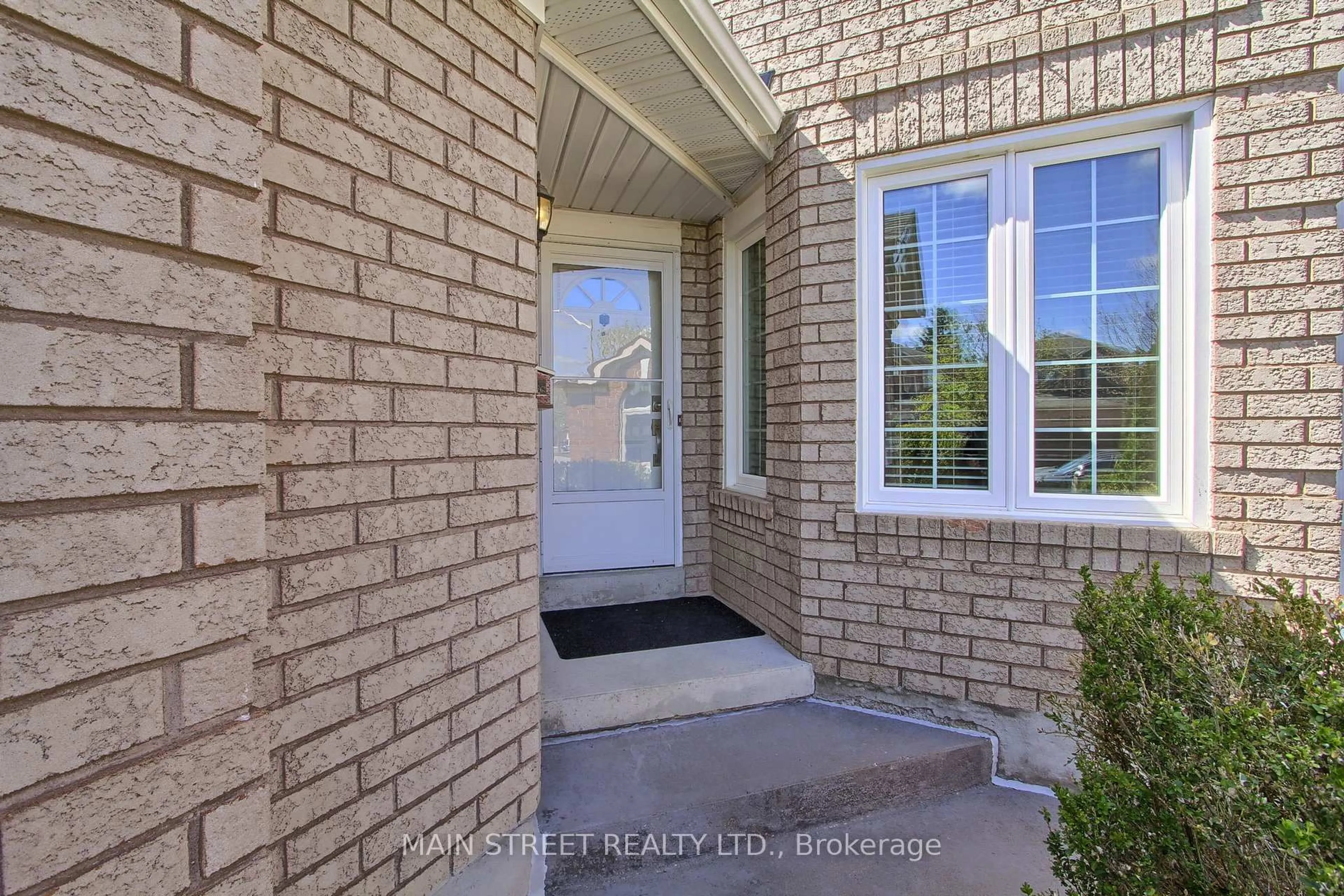 Indoor entryway for 130 Rush Rd, Aurora Ontario L4G 7G4