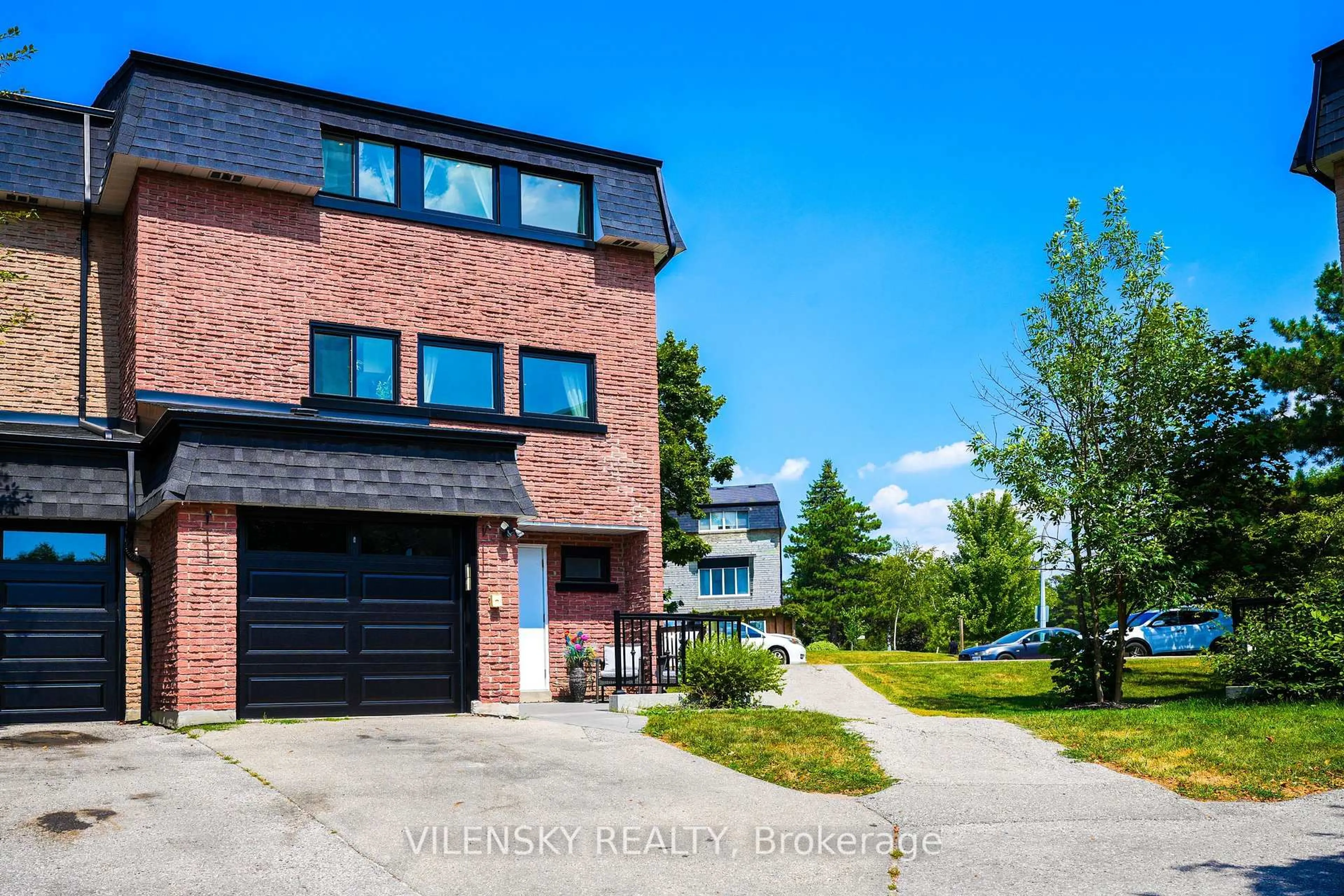 Home with brick exterior material, unknown for 14 Poplar Cres #19, Aurora Ontario L4G 3L3