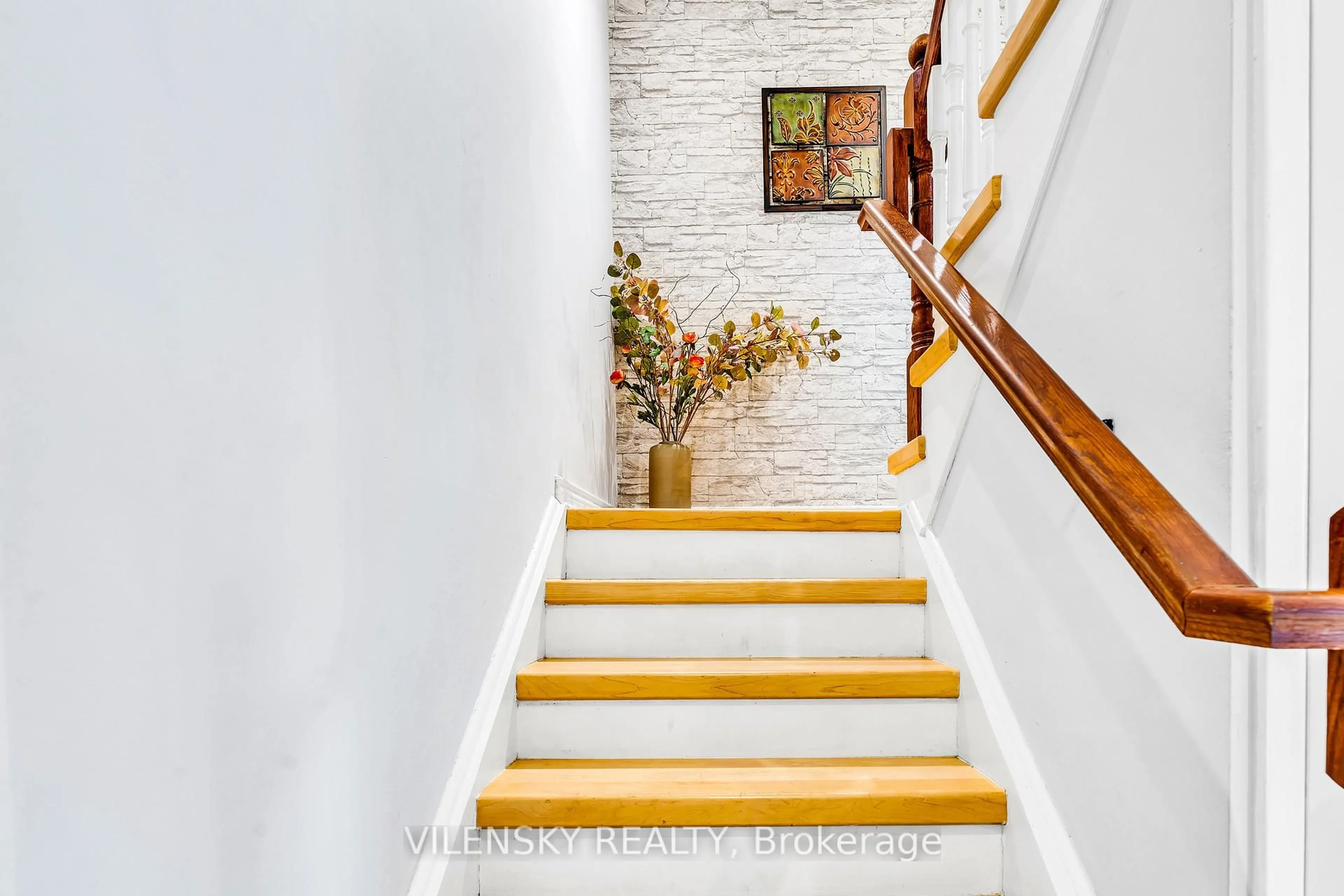 Indoor foyer for 14 Poplar Cres #19, Aurora Ontario L4G 3L3