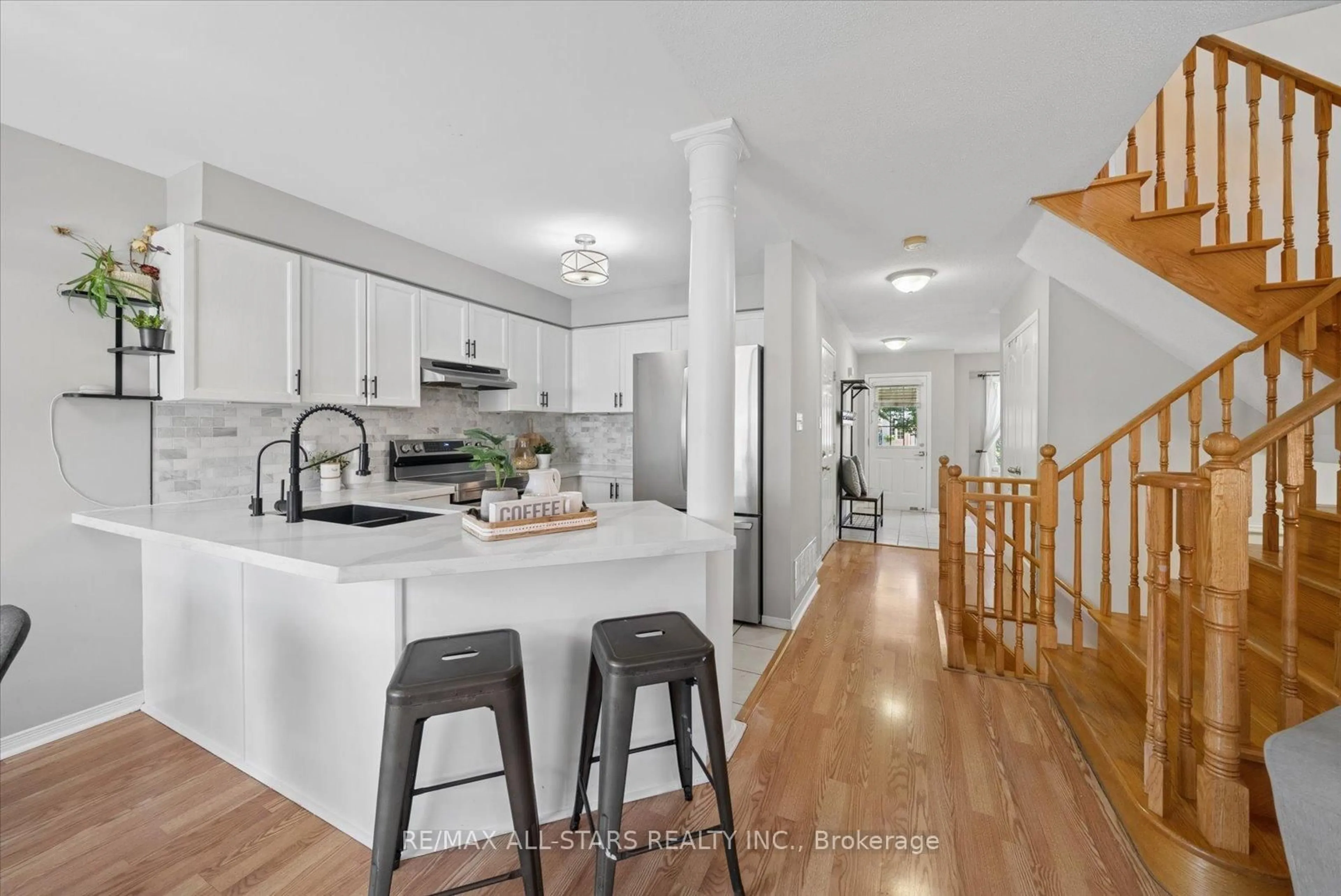 Open concept kitchen, unknown for 35 Glasgow Cres, Georgina Ontario L4P 4B3