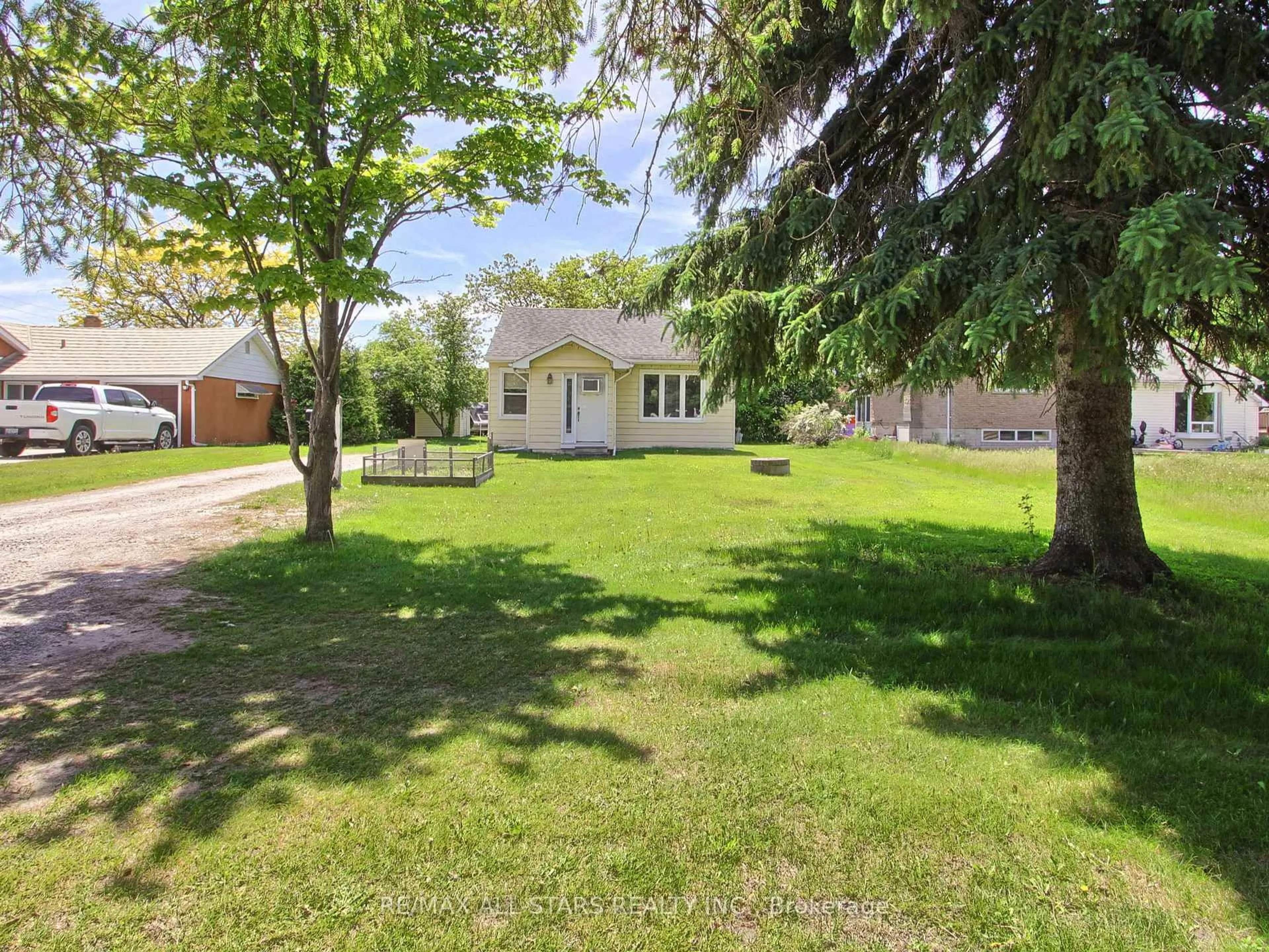 A pic from outside/outdoor area/front of a property/back of a property/a pic from drone, street for 9 Riverglen Dr, Georgina Ontario L4P 2P9