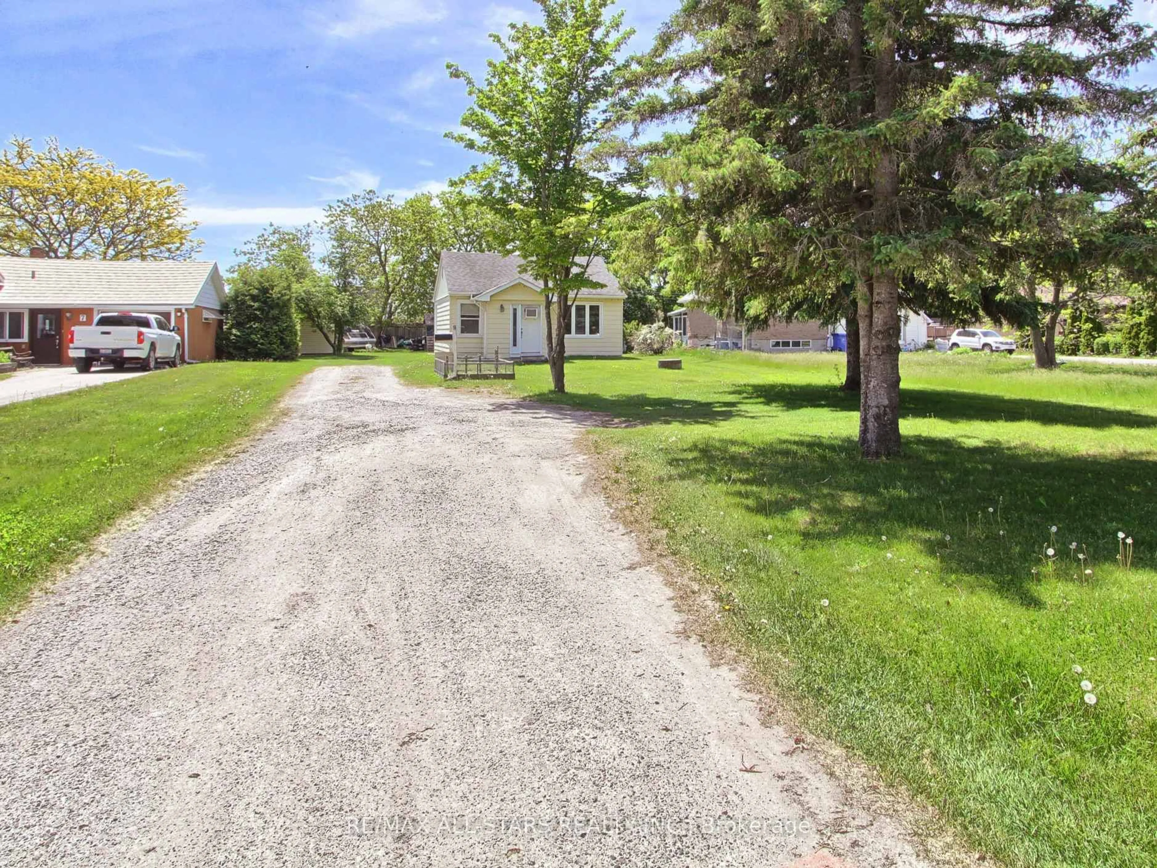 A pic from outside/outdoor area/front of a property/back of a property/a pic from drone, street for 9 Riverglen Dr, Georgina Ontario L4P 2P9