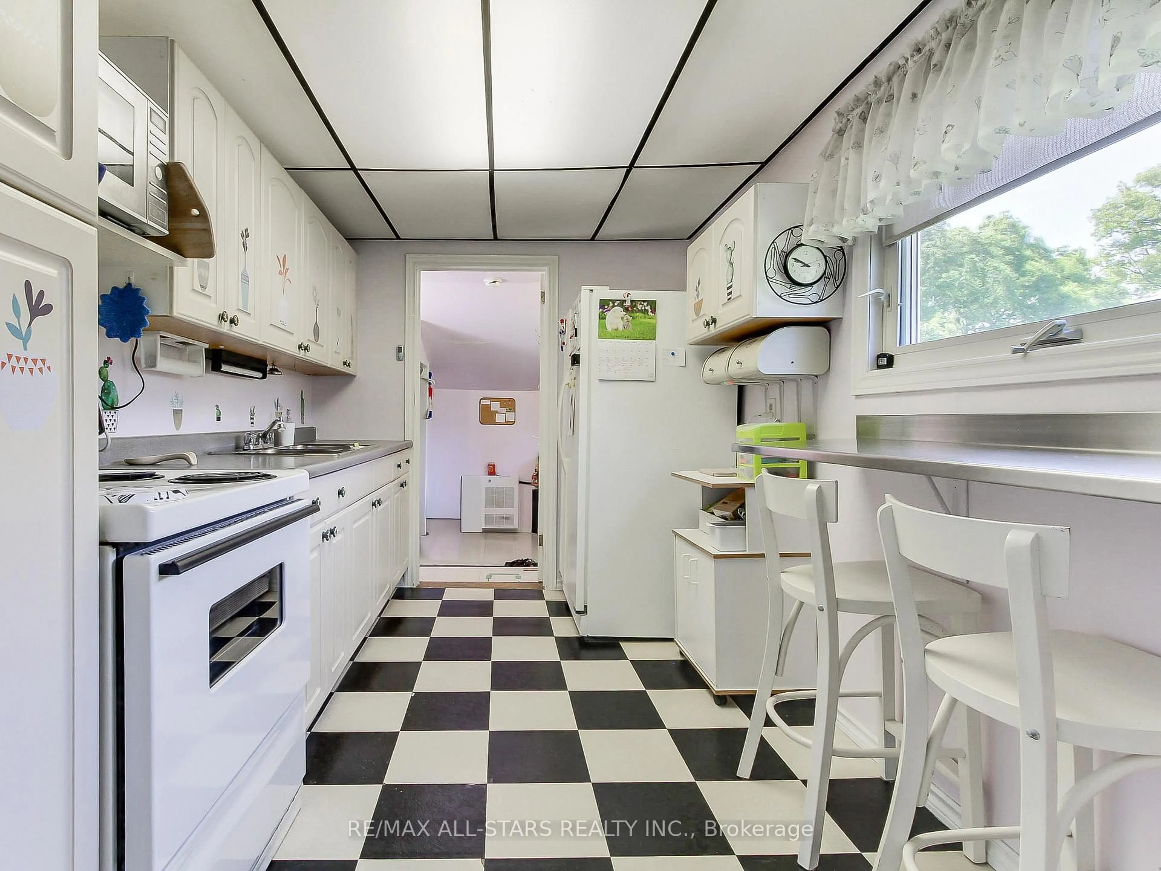 Standard kitchen, ceramic/tile floor for 9 Riverglen Dr, Georgina Ontario L4P 2P9