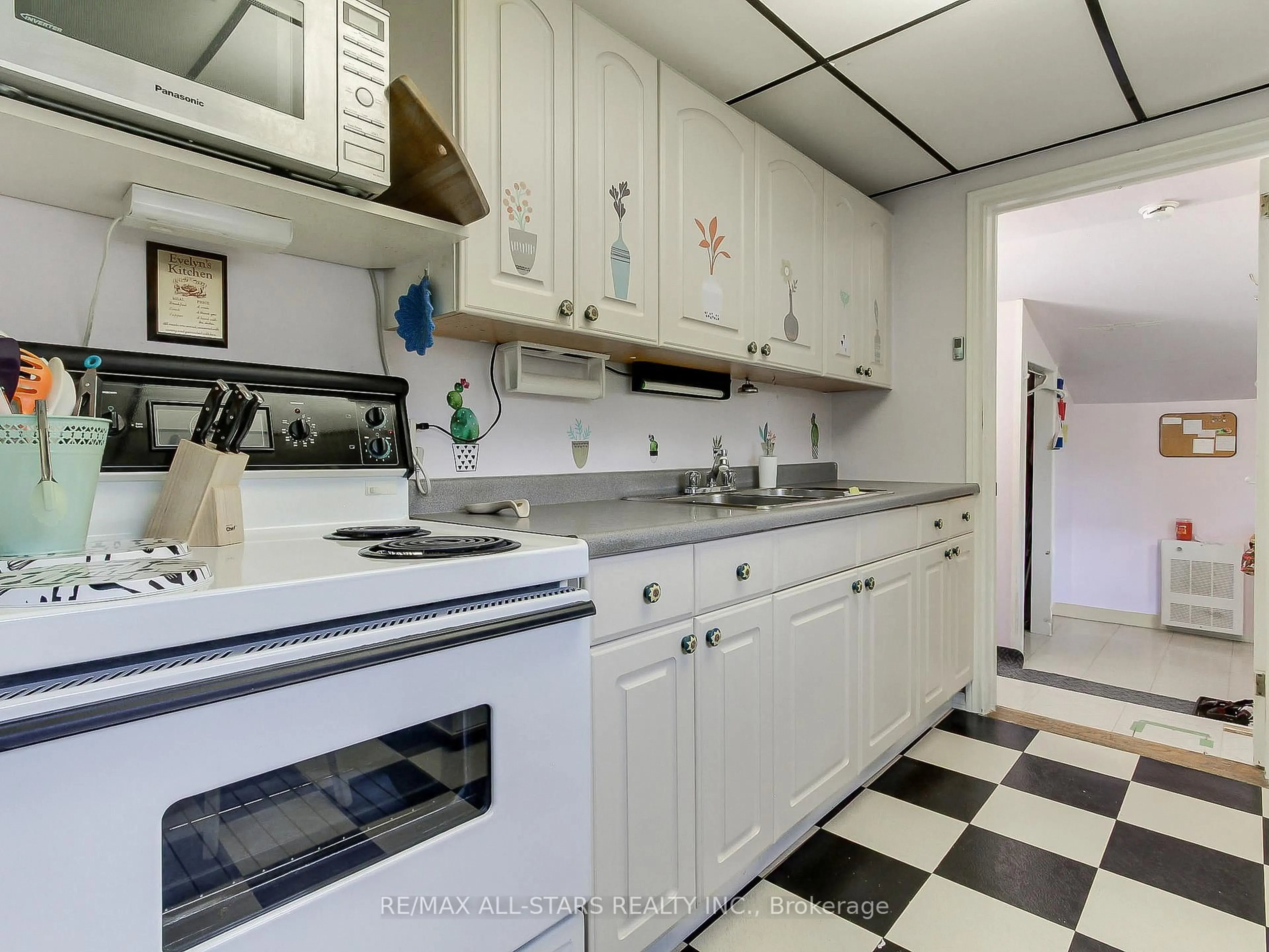 Standard kitchen, ceramic/tile floor for 9 Riverglen Dr, Georgina Ontario L4P 2P9