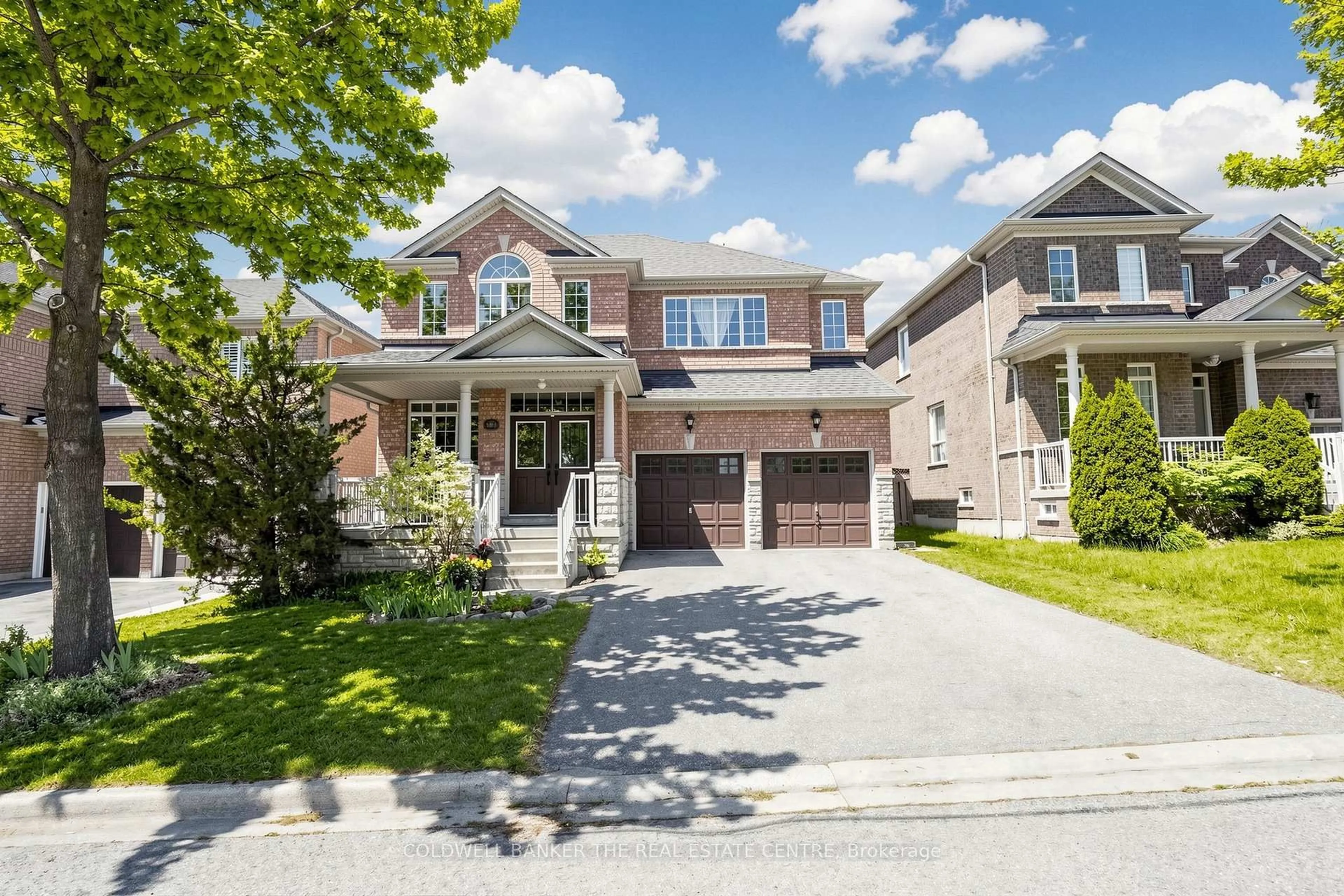 Home with brick exterior material, street for 352 Coachwhip Tr, Newmarket Ontario L3X 2R6