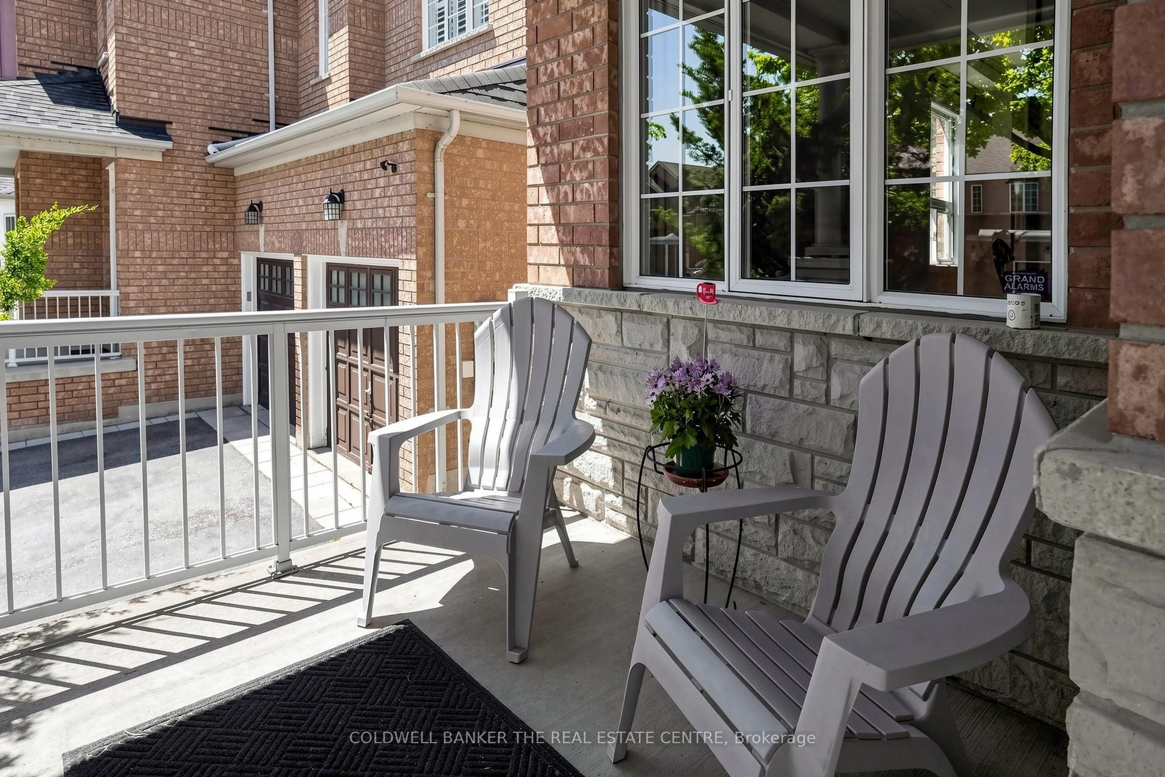 Patio, street for 352 Coachwhip Tr, Newmarket Ontario L3X 2R6