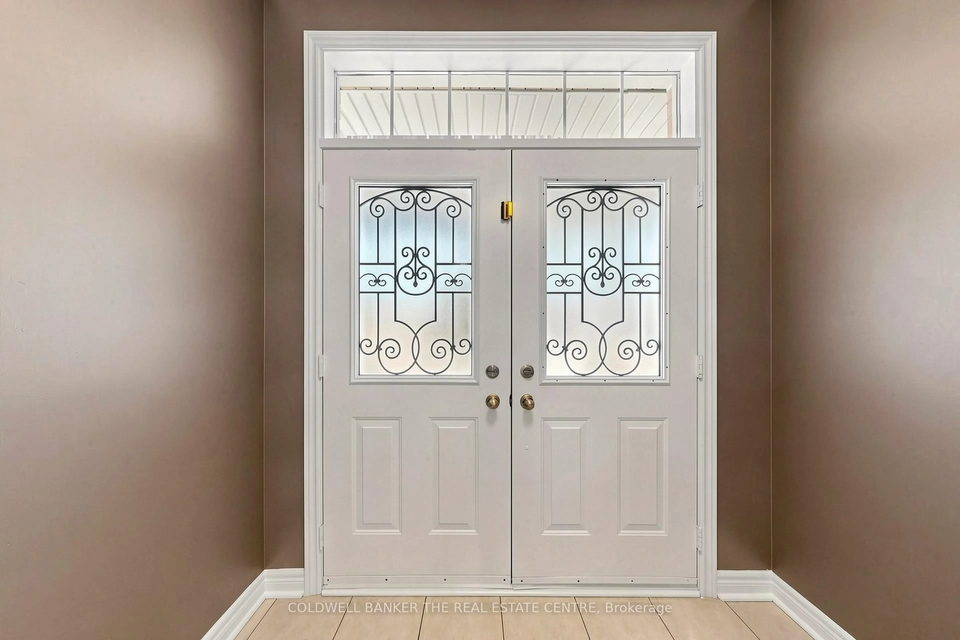 Indoor entryway for 352 Coachwhip Tr, Newmarket Ontario L3X 2R6