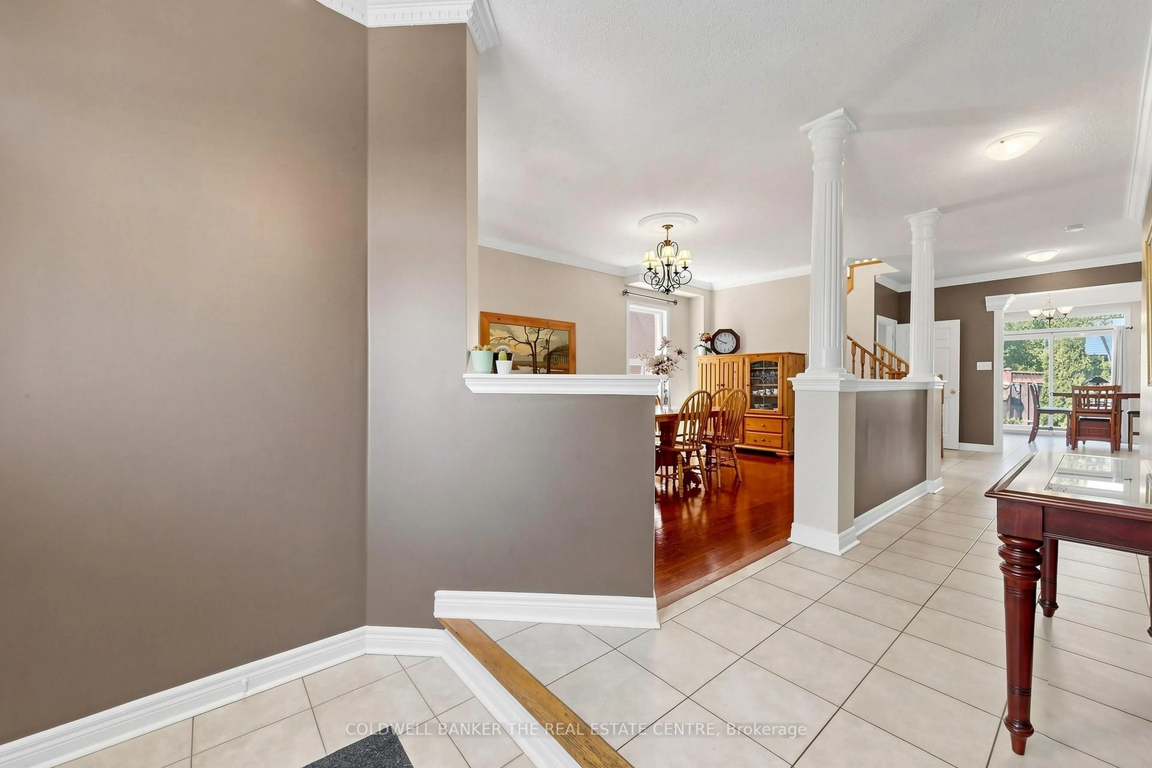 Indoor entryway for 352 Coachwhip Tr, Newmarket Ontario L3X 2R6