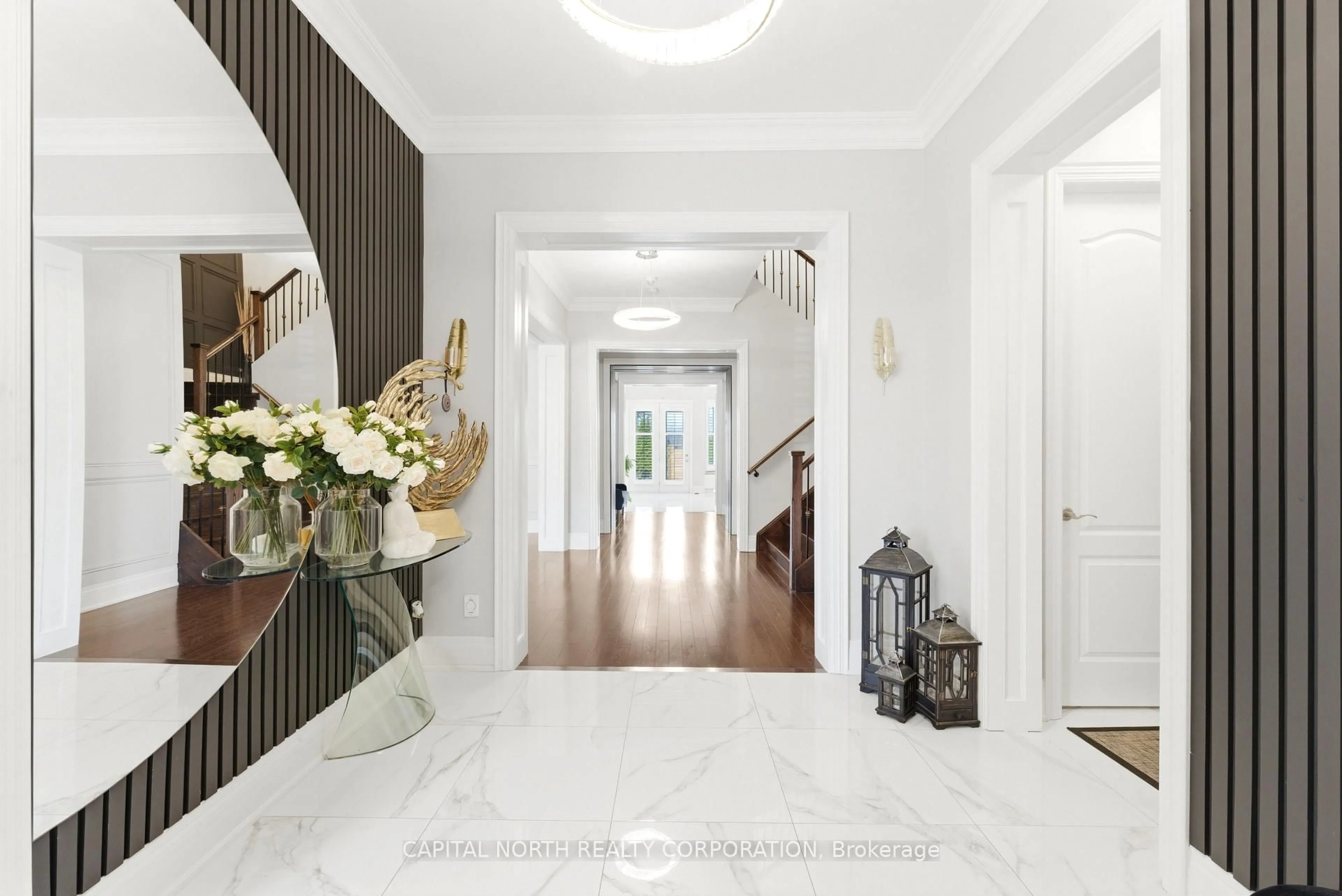 Indoor entryway for 28 James Stokes Crt, King Ontario L7B 0M7